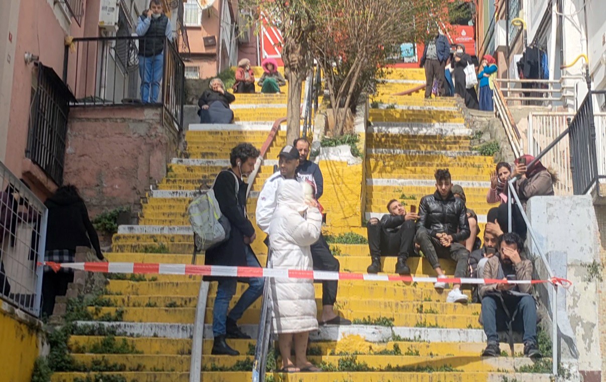 Şişli’de pansiyonda korku dolu anlar: Patlama sesi duyuldu Şişli’de bir pansiyonda yangın çıktı. Patlama seslerinin duyulduğu yangın büyük paniğe neden olurken dumandan etkilenen iki kişiye sağlık ...
