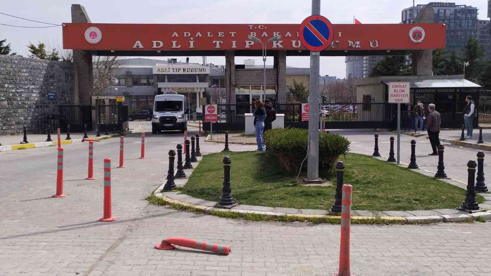 Esenyurt’ta eski erkek arkadaşı tarafından sokak ortasında vurulan genç kızın cenazesi otopsi işlemlerinin ardından ailesi tarafından Adli Tıp ...