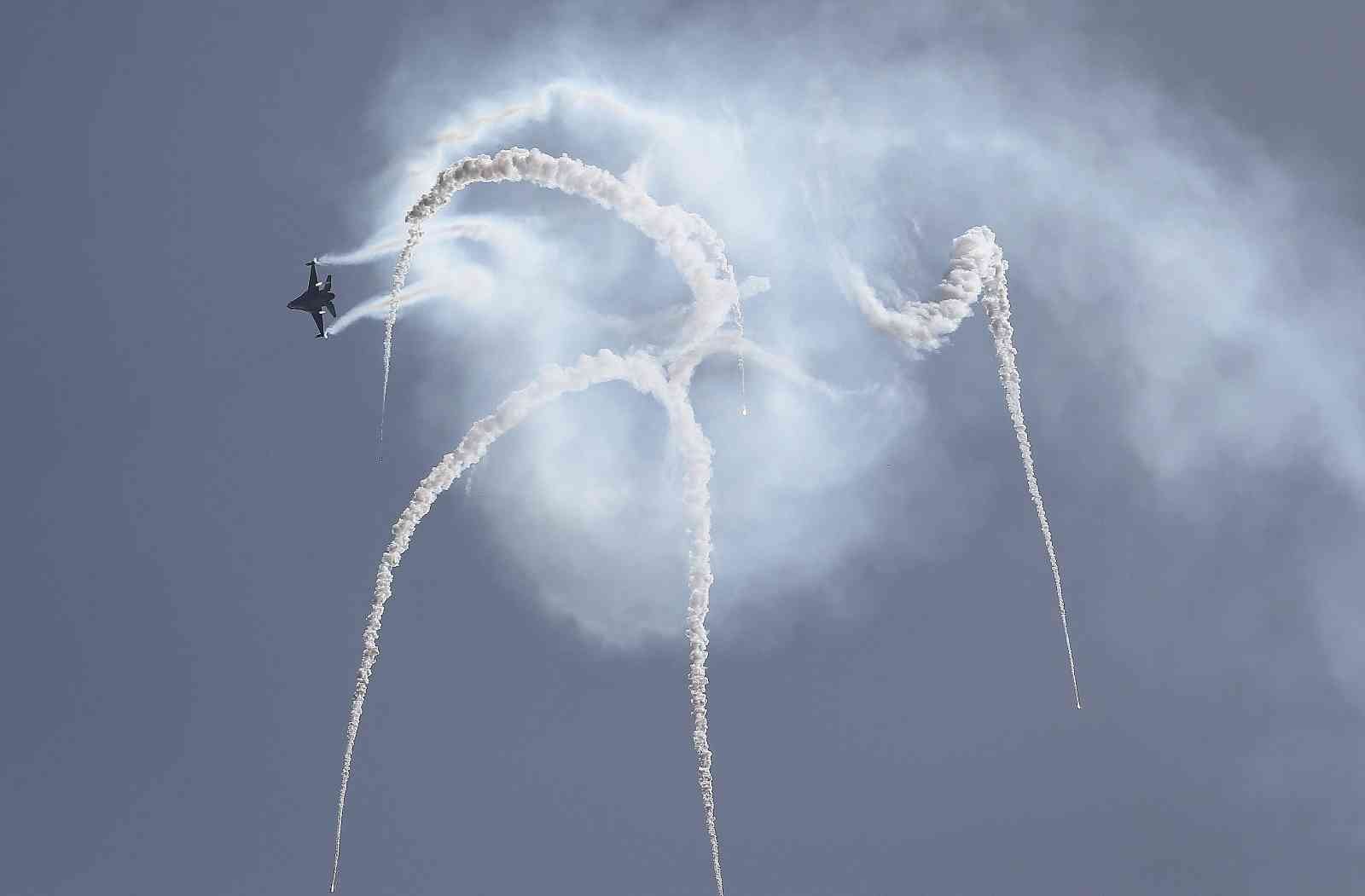 SOLOTÜRK’ün Şehitler Abidesi’ndeki gösterisi nefes kesti Türk Hava Kuvvetleri gösteri ekibi SOLOTÜRK, Çanakkale Kara Savaşları’nın 107. yıl dönümü anma etkinliklerinde Şehitler Abidesi’nde gösteri uçuşu ...