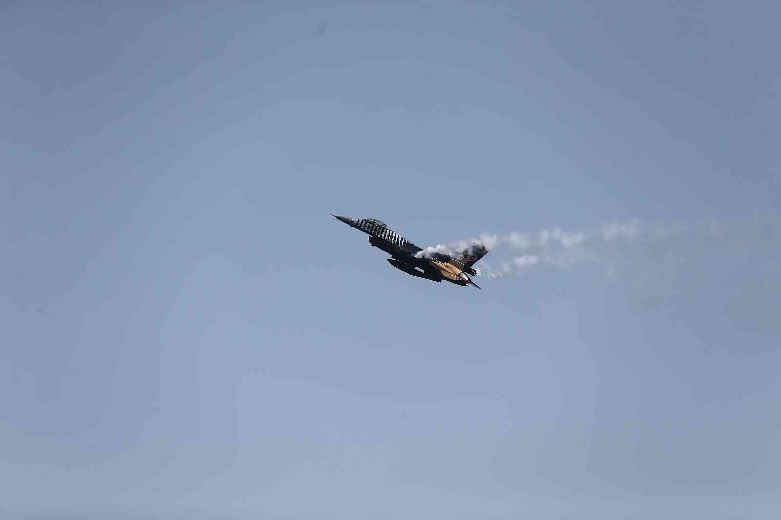 SOLOTÜRK’ün Şehitler Abidesi’ndeki gösterisi nefes kesti Türk Hava Kuvvetleri gösteri ekibi SOLOTÜRK, Çanakkale Kara Savaşları’nın 107. yıl dönümü anma etkinliklerinde Şehitler Abidesi’nde gösteri uçuşu ...