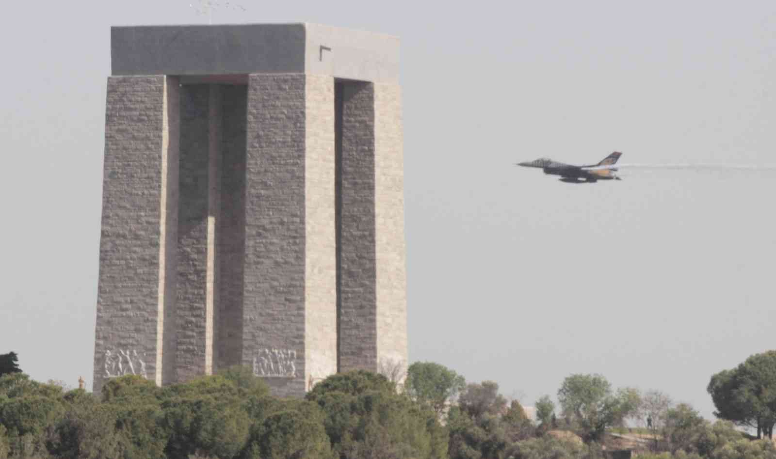 SOLOTÜRK’ün Şehitler Abidesi’ndeki gösterisi nefes kesti Türk Hava Kuvvetleri gösteri ekibi SOLOTÜRK, Çanakkale Kara Savaşları’nın 107. yıl dönümü anma etkinliklerinde Şehitler Abidesi’nde gösteri uçuşu ...