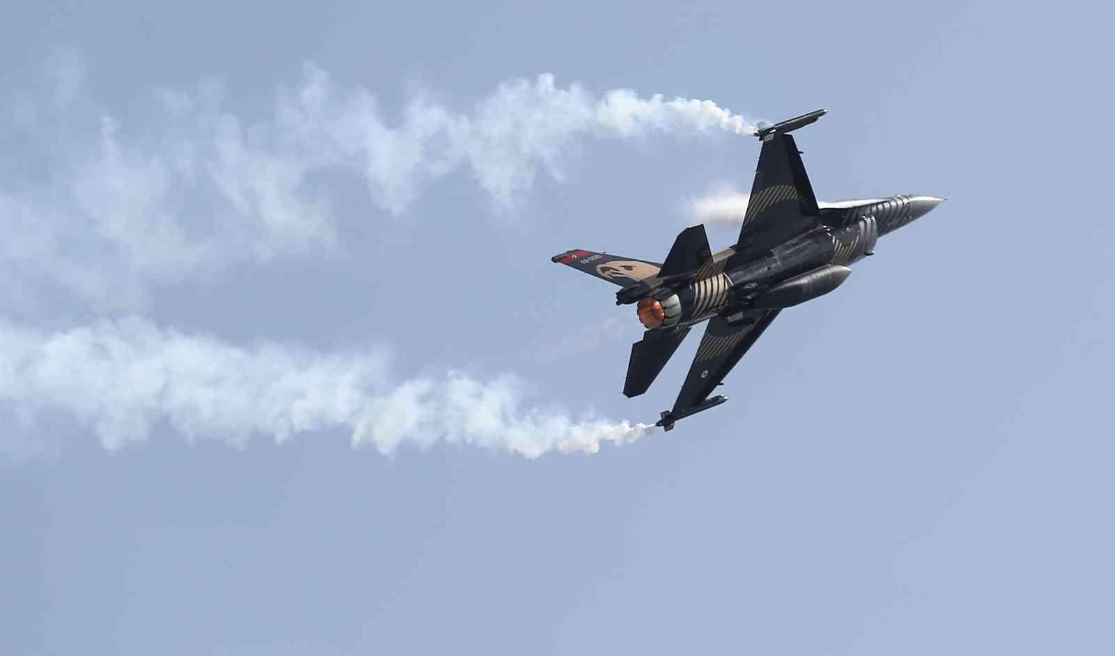 SOLOTÜRK’ün Şehitler Abidesi’ndeki gösterisi nefes kesti Türk Hava Kuvvetleri gösteri ekibi SOLOTÜRK, Çanakkale Kara Savaşları’nın 107. yıl dönümü anma etkinliklerinde Şehitler Abidesi’nde gösteri uçuşu ...