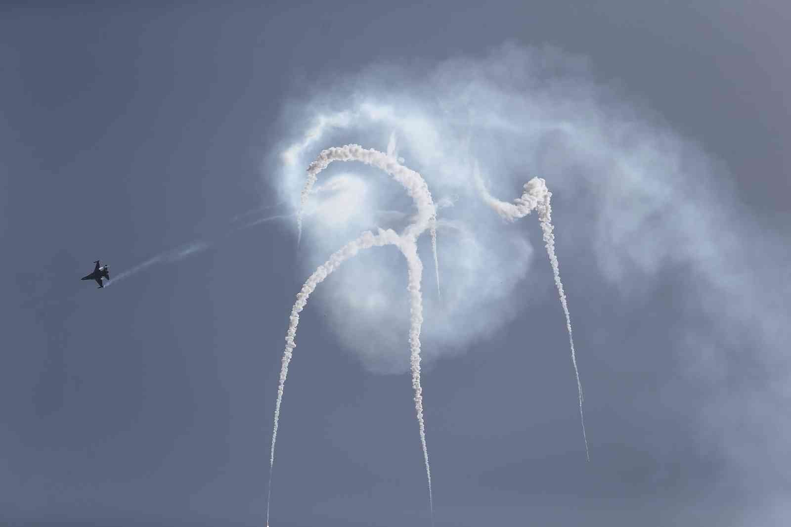 SOLOTÜRK’ün Şehitler Abidesi’ndeki gösterisi nefes kesti Türk Hava Kuvvetleri gösteri ekibi SOLOTÜRK, Çanakkale Kara Savaşları’nın 107. yıl dönümü anma etkinliklerinde Şehitler Abidesi’nde gösteri uçuşu ...