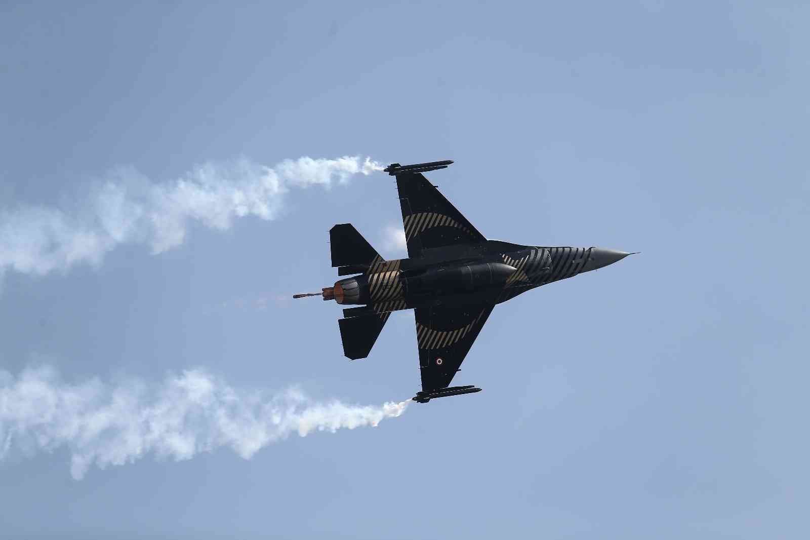 SOLOTÜRK’ün Şehitler Abidesi’ndeki gösterisi nefes kesti Türk Hava Kuvvetleri gösteri ekibi SOLOTÜRK, Çanakkale Kara Savaşları’nın 107. yıl dönümü anma etkinliklerinde Şehitler Abidesi’nde gösteri uçuşu ...