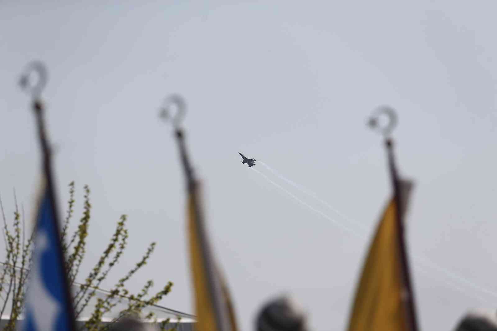 SOLOTÜRK’ün Şehitler Abidesi’ndeki gösterisi nefes kesti Türk Hava Kuvvetleri gösteri ekibi SOLOTÜRK, Çanakkale Kara Savaşları’nın 107. yıl dönümü anma etkinliklerinde Şehitler Abidesi’nde gösteri uçuşu ...