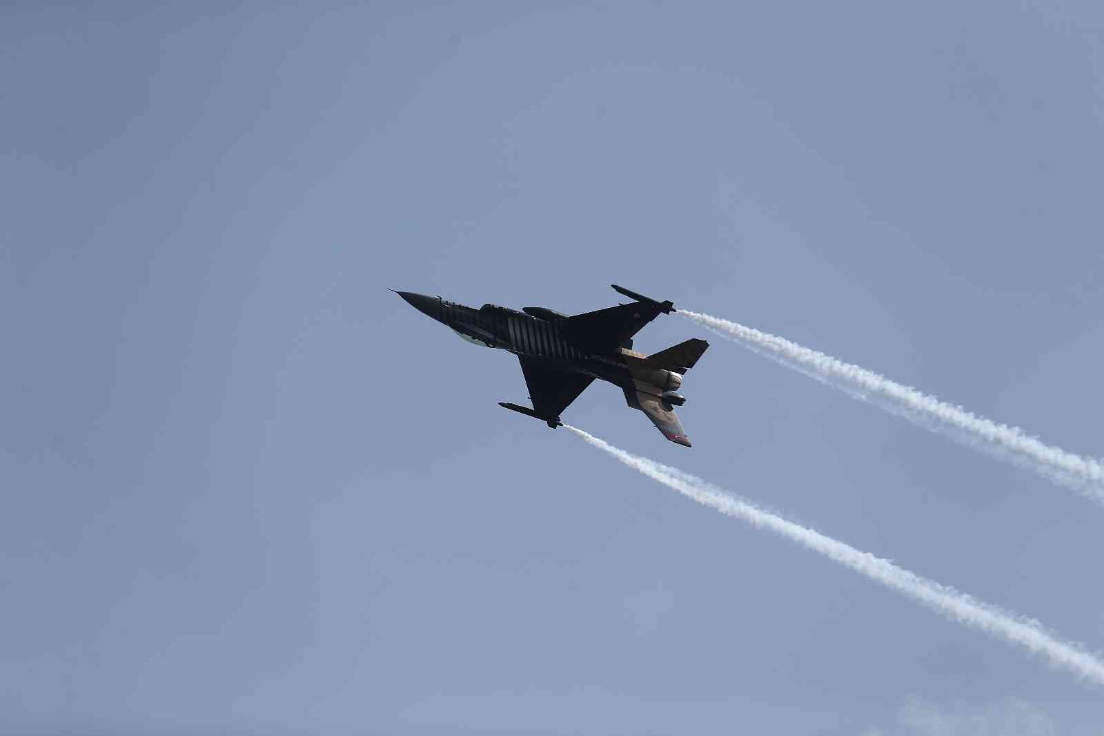 SOLOTÜRK’ün Şehitler Abidesi’ndeki gösterisi nefes kesti Türk Hava Kuvvetleri gösteri ekibi SOLOTÜRK, Çanakkale Kara Savaşları’nın 107. yıl dönümü anma etkinliklerinde Şehitler Abidesi’nde gösteri uçuşu ...