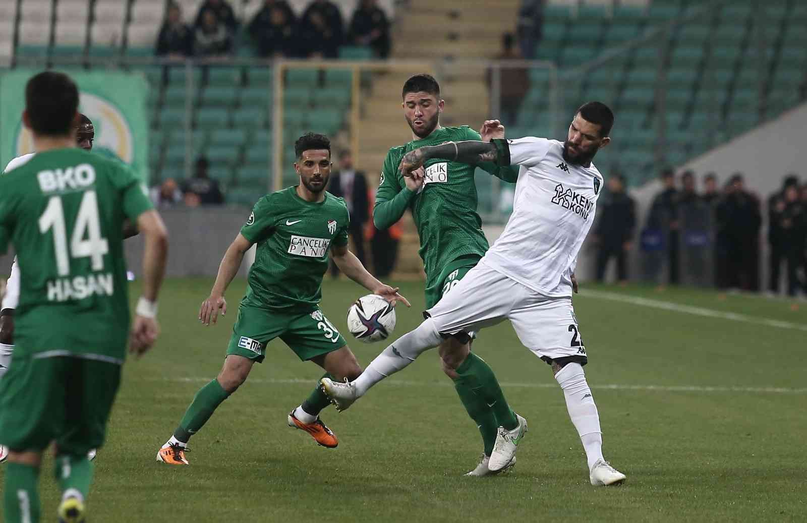 Spor Toto 1. Lig: Bursaspor: 1 - Kocaelispor: 1 (İlk yarı sonucu) Spor Toto 1. Lig’in 31. haftasında Bursaspor, Kocaelispor’u konuk ediyor. Maçın ilk yarısı 1-1’lik eşitlikle tamamlandı. Kaynak: İHA