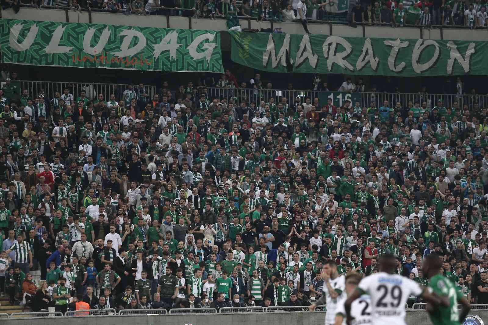 Spor Toto 1. Lig: Bursaspor: 1 - Kocaelispor: 1 (İlk yarı sonucu) Spor Toto 1. Lig’in 31. haftasında Bursaspor, Kocaelispor’u konuk ediyor. Maçın ilk yarısı 1-1’lik eşitlikle tamamlandı. Kaynak: İHA