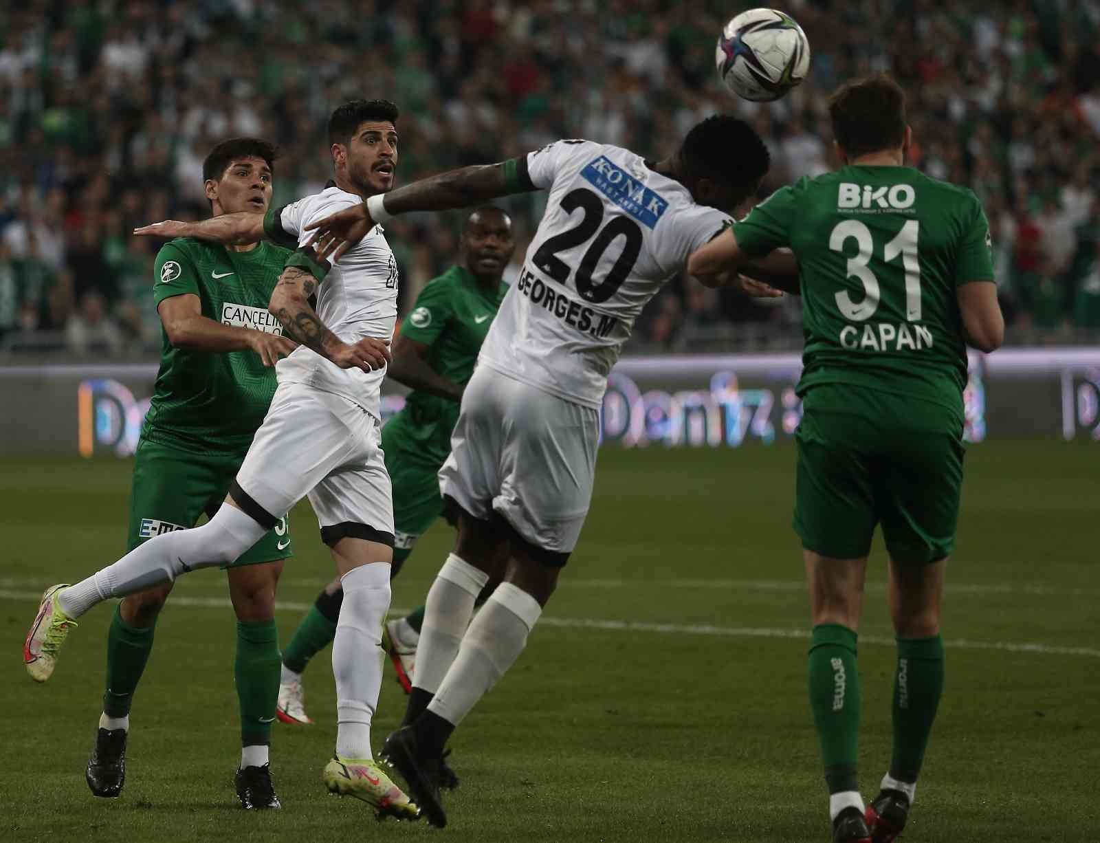 Spor Toto 1. Lig: Bursaspor: 1 - Kocaelispor: 1 (İlk yarı sonucu) Spor Toto 1. Lig’in 31. haftasında Bursaspor, Kocaelispor’u konuk ediyor. Maçın ilk yarısı 1-1’lik eşitlikle tamamlandı. Kaynak: İHA