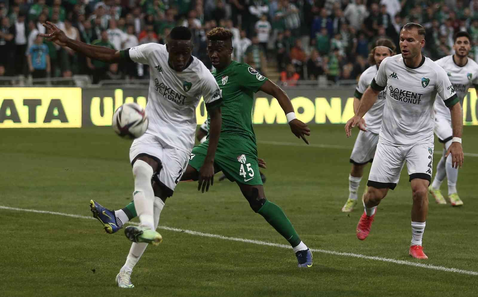 Spor Toto 1. Lig: Bursaspor: 1 - Kocaelispor: 1 (İlk yarı sonucu) Spor Toto 1. Lig’in 31. haftasında Bursaspor, Kocaelispor’u konuk ediyor. Maçın ilk yarısı 1-1’lik eşitlikle tamamlandı. Kaynak: İHA