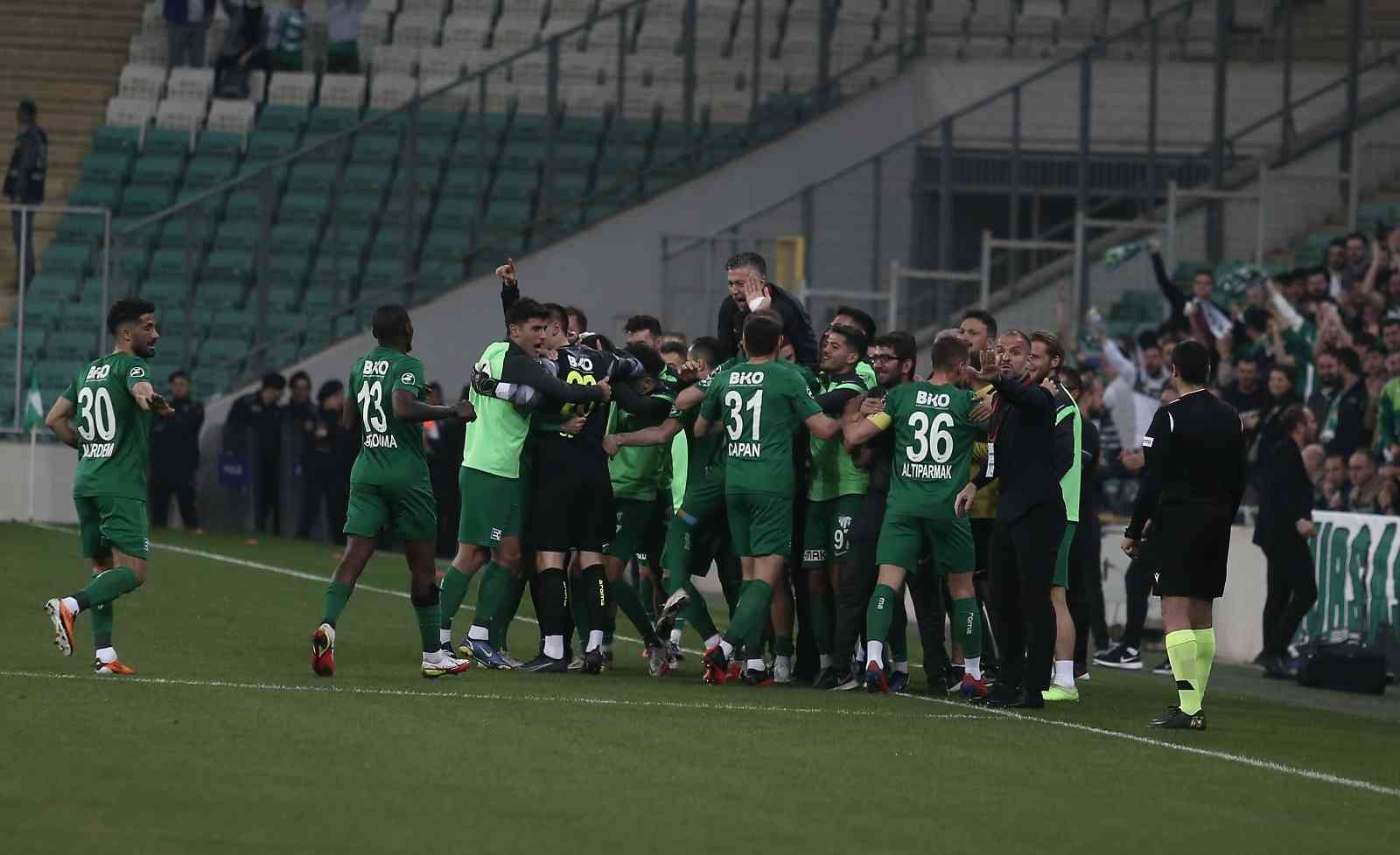 Spor Toto 1. Lig: Bursaspor: 1 - Kocaelispor: 1 (İlk yarı sonucu) Spor Toto 1. Lig’in 31. haftasında Bursaspor, Kocaelispor’u konuk ediyor. Maçın ilk yarısı 1-1’lik eşitlikle tamamlandı. Kaynak: İHA