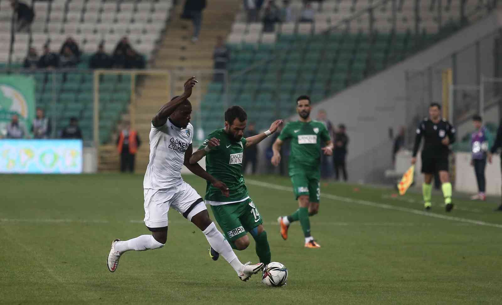 Spor Toto 1. Lig: Bursaspor: 1 - Kocaelispor: 1 (İlk yarı sonucu) Spor Toto 1. Lig’in 31. haftasında Bursaspor, Kocaelispor’u konuk ediyor. Maçın ilk yarısı 1-1’lik eşitlikle tamamlandı. Kaynak: İHA