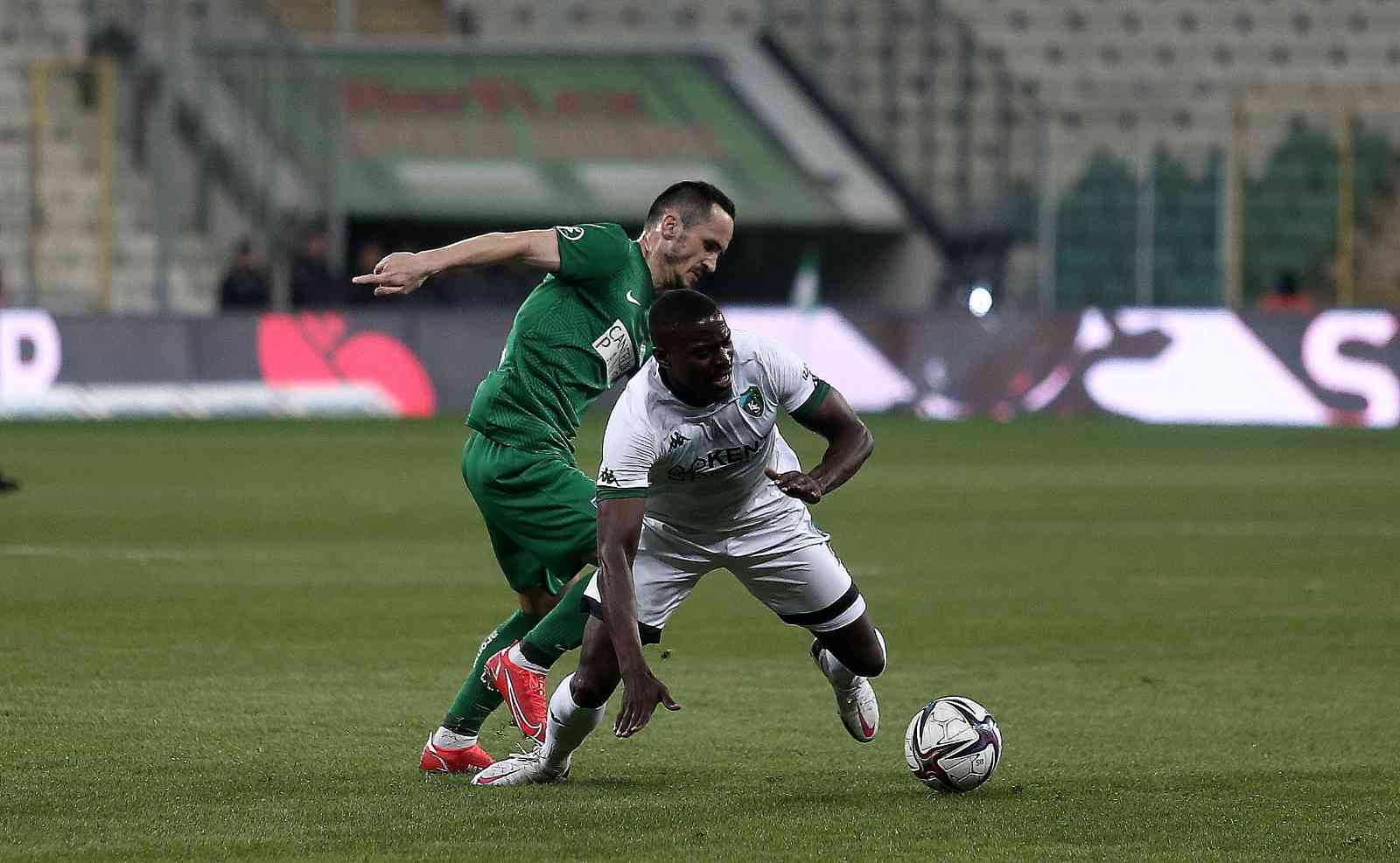 Spor Toto 1. Lig: Bursaspor: 1 - Kocaelispor: 1 (İlk yarı sonucu) Spor Toto 1. Lig’in 31. haftasında Bursaspor, Kocaelispor’u konuk ediyor. Maçın ilk yarısı 1-1’lik eşitlikle tamamlandı. Kaynak: İHA