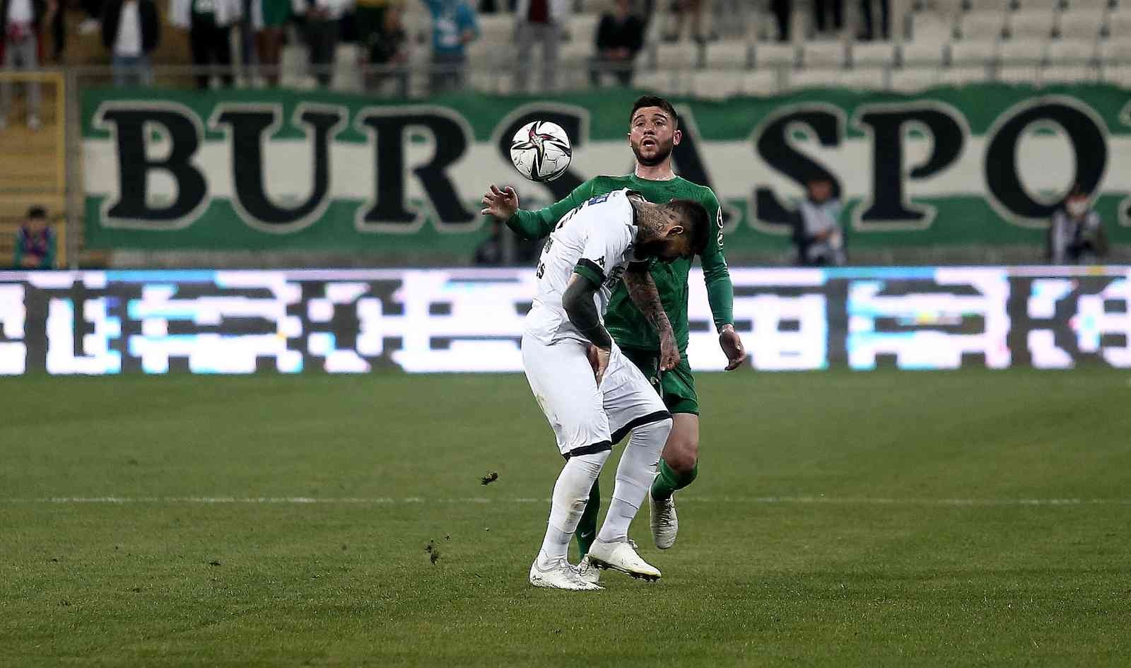 Spor Toto 1. Lig: Bursaspor: 1 - Kocaelispor: 1 (İlk yarı sonucu) Spor Toto 1. Lig’in 31. haftasında Bursaspor, Kocaelispor’u konuk ediyor. Maçın ilk yarısı 1-1’lik eşitlikle tamamlandı. Kaynak: İHA