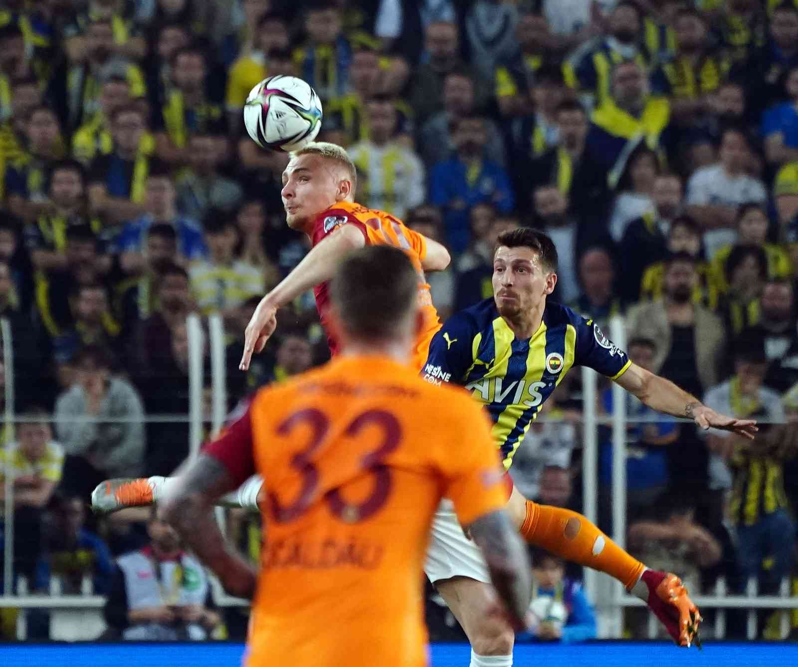 Spor Toto Süper Lig: Fenerbahçe: 1 - Galatasaray: 0 (İlk yarı) Süper Lig’in 32. haftasında Fenerbahçe, sahasında ezeli rakibi Galatasaray’ı konuk ediyor. Karşılamanın ilk yarısı ev sahibi ekibin 1-0’lık ...