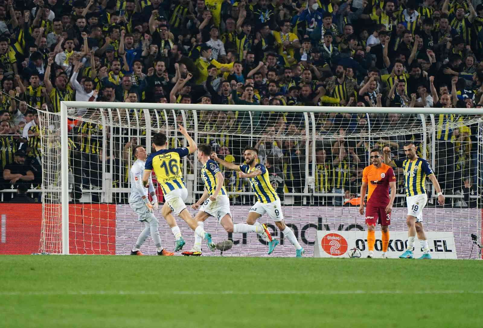 Spor Toto Süper Lig: Fenerbahçe: 1 - Galatasaray: 0 (İlk yarı) Süper Lig’in 32. haftasında Fenerbahçe, sahasında ezeli rakibi Galatasaray’ı konuk ediyor. Karşılamanın ilk yarısı ev sahibi ekibin 1-0’lık ...