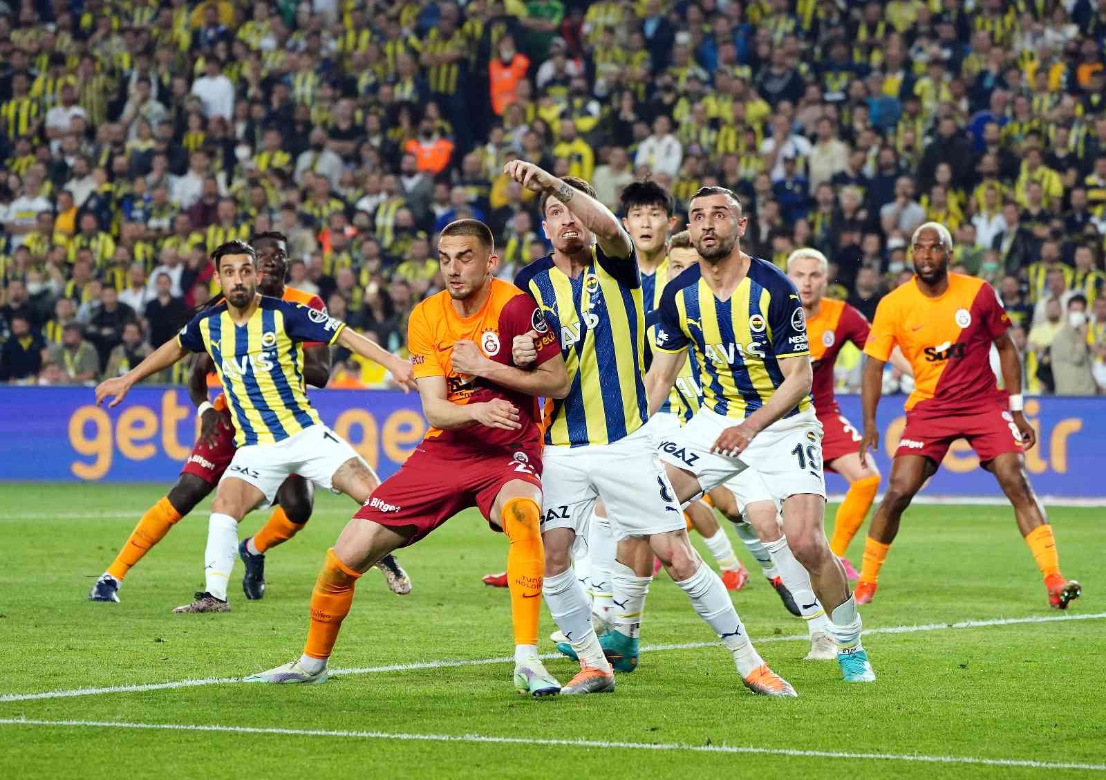 Spor Toto Süper Lig: Fenerbahçe: 1 - Galatasaray: 0 (İlk yarı) Süper Lig’in 32. haftasında Fenerbahçe, sahasında ezeli rakibi Galatasaray’ı konuk ediyor. Karşılamanın ilk yarısı ev sahibi ekibin 1-0’lık ...