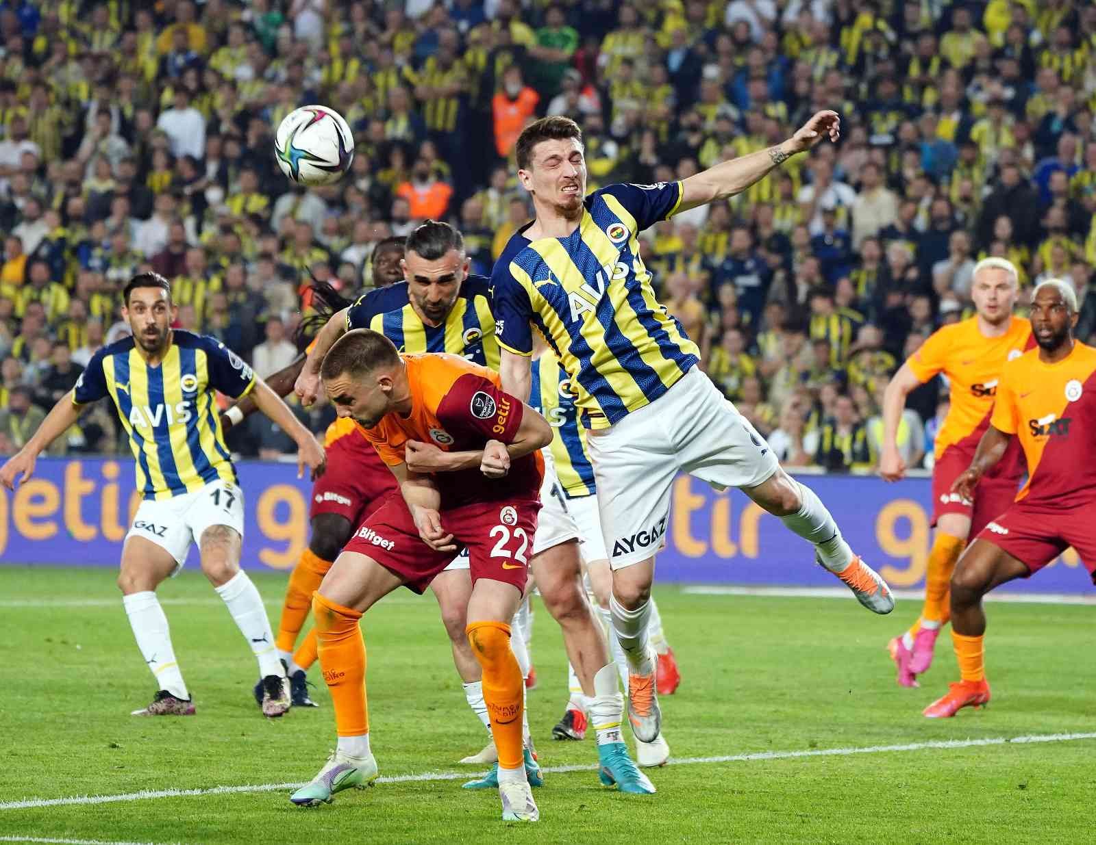 Spor Toto Süper Lig: Fenerbahçe: 1 - Galatasaray: 0 (İlk yarı) Süper Lig’in 32. haftasında Fenerbahçe, sahasında ezeli rakibi Galatasaray’ı konuk ediyor. Karşılamanın ilk yarısı ev sahibi ekibin 1-0’lık ...