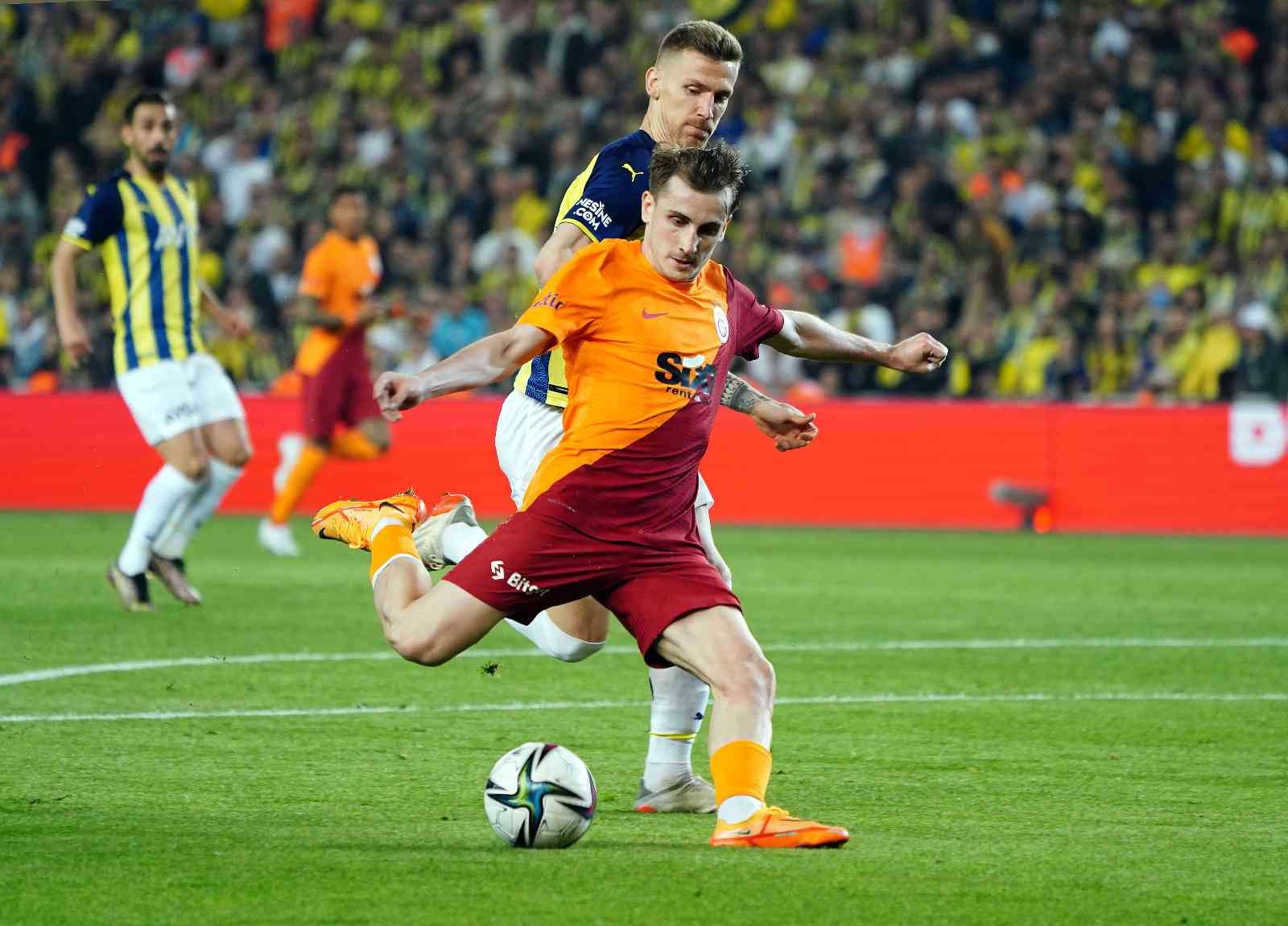 Spor Toto Süper Lig: Fenerbahçe: 1 - Galatasaray: 0 (İlk yarı) Süper Lig’in 32. haftasında Fenerbahçe, sahasında ezeli rakibi Galatasaray’ı konuk ediyor. Karşılamanın ilk yarısı ev sahibi ekibin 1-0’lık ...