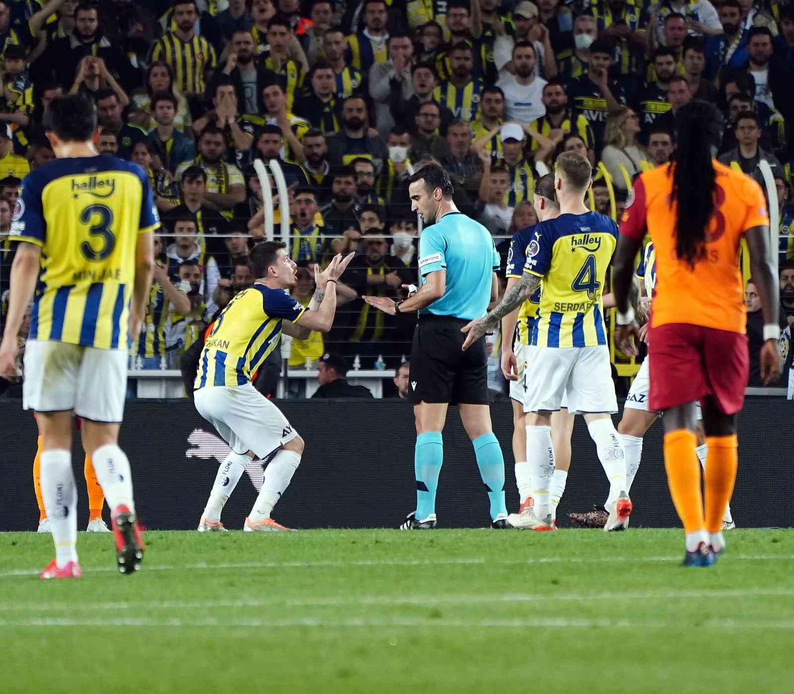 Spor Toto Süper Lig: Fenerbahçe: 1 - Galatasaray: 0 (İlk yarı) Süper Lig’in 32. haftasında Fenerbahçe, sahasında ezeli rakibi Galatasaray’ı konuk ediyor. Karşılamanın ilk yarısı ev sahibi ekibin 1-0’lık ...