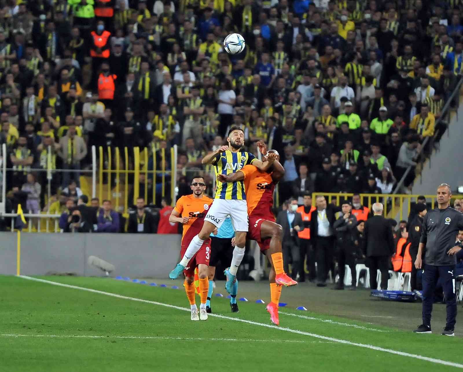 Spor Toto Süper Lig: Fenerbahçe: 1 - Galatasaray: 0 (İlk yarı) Süper Lig’in 32. haftasında Fenerbahçe, sahasında ezeli rakibi Galatasaray’ı konuk ediyor. Karşılamanın ilk yarısı ev sahibi ekibin 1-0’lık ...