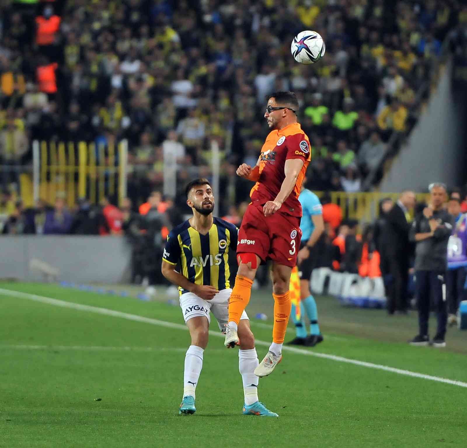Spor Toto Süper Lig: Fenerbahçe: 1 - Galatasaray: 0 (İlk yarı) Süper Lig’in 32. haftasında Fenerbahçe, sahasında ezeli rakibi Galatasaray’ı konuk ediyor. Karşılamanın ilk yarısı ev sahibi ekibin 1-0’lık ...