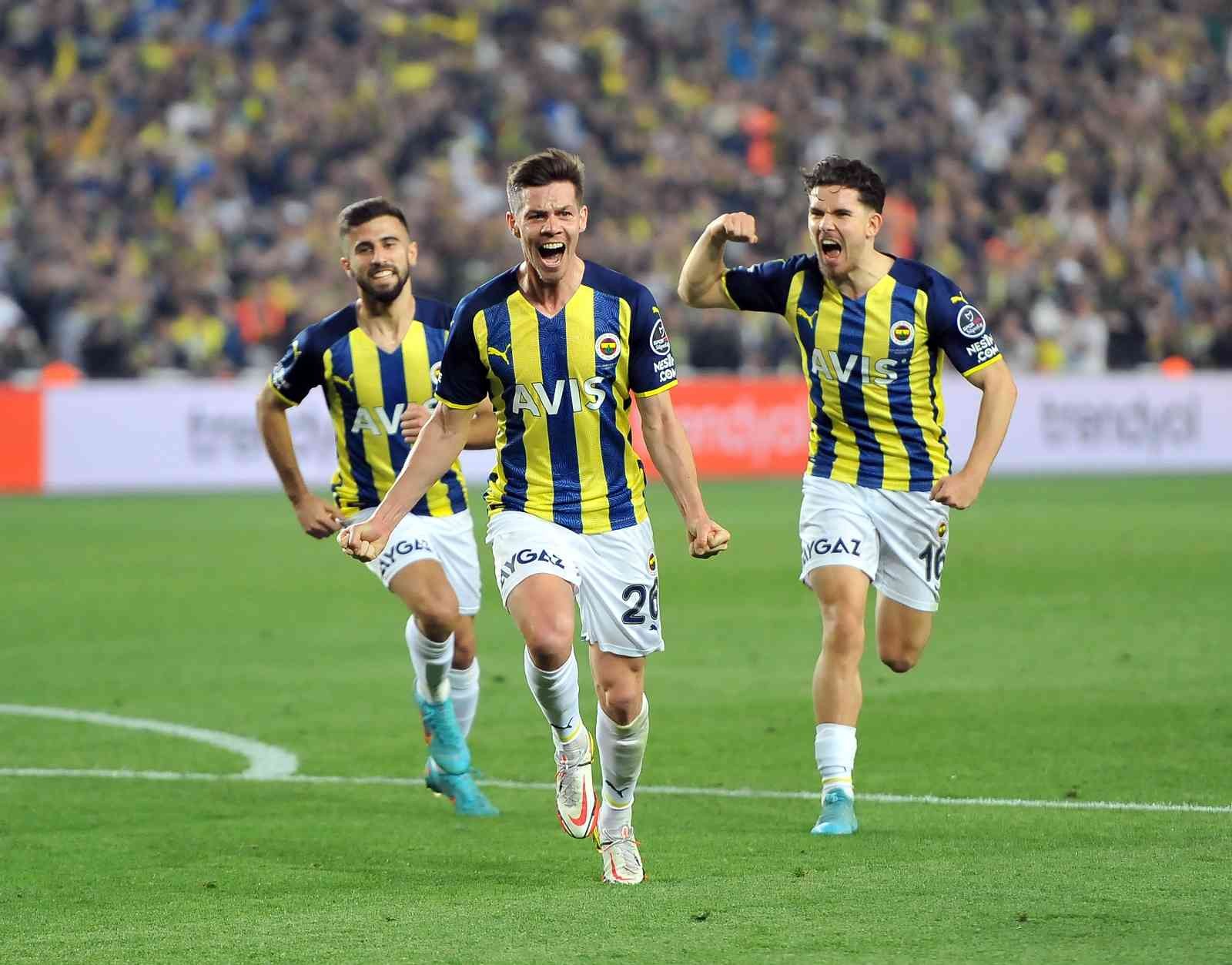 Spor Toto Süper Lig: Fenerbahçe: 1 - Galatasaray: 0 (İlk yarı) Süper Lig’in 32. haftasında Fenerbahçe, sahasında ezeli rakibi Galatasaray’ı konuk ediyor. Karşılamanın ilk yarısı ev sahibi ekibin 1-0’lık ...