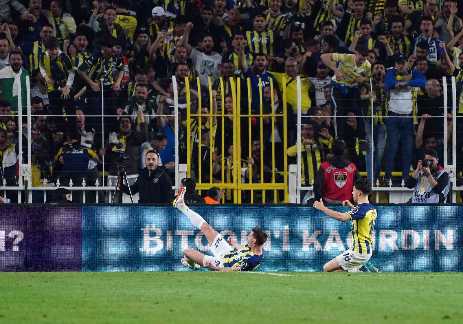 Spor Toto Süper Lig: Fenerbahçe: 1 - Galatasaray: 0 (İlk yarı) Süper Lig’in 32. haftasında Fenerbahçe, sahasında ezeli rakibi Galatasaray’ı konuk ediyor. Karşılamanın ilk yarısı ev sahibi ekibin 1-0’lık ...