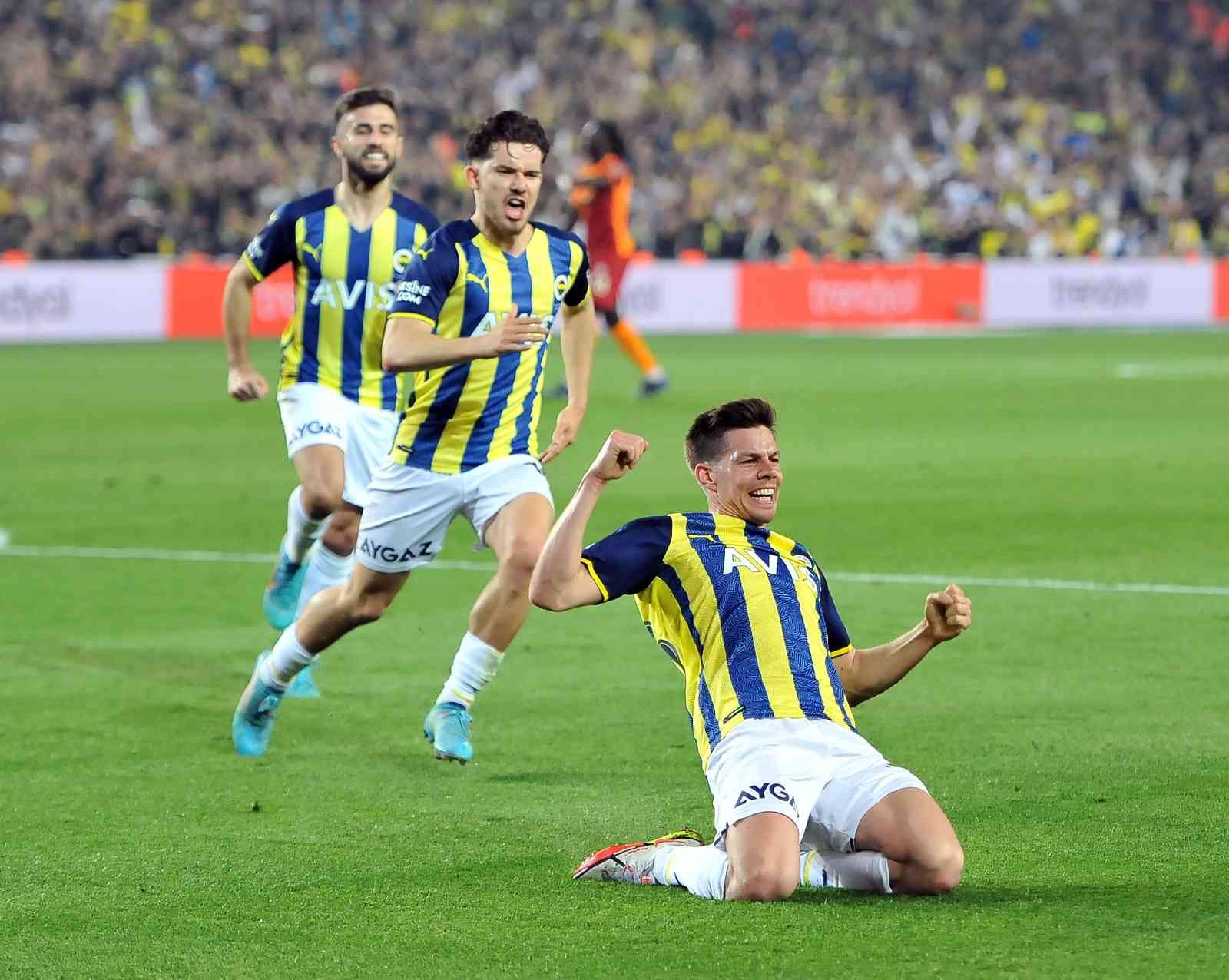 Spor Toto Süper Lig: Fenerbahçe: 1 - Galatasaray: 0 (İlk yarı) Süper Lig’in 32. haftasında Fenerbahçe, sahasında ezeli rakibi Galatasaray’ı konuk ediyor. Karşılamanın ilk yarısı ev sahibi ekibin 1-0’lık ...