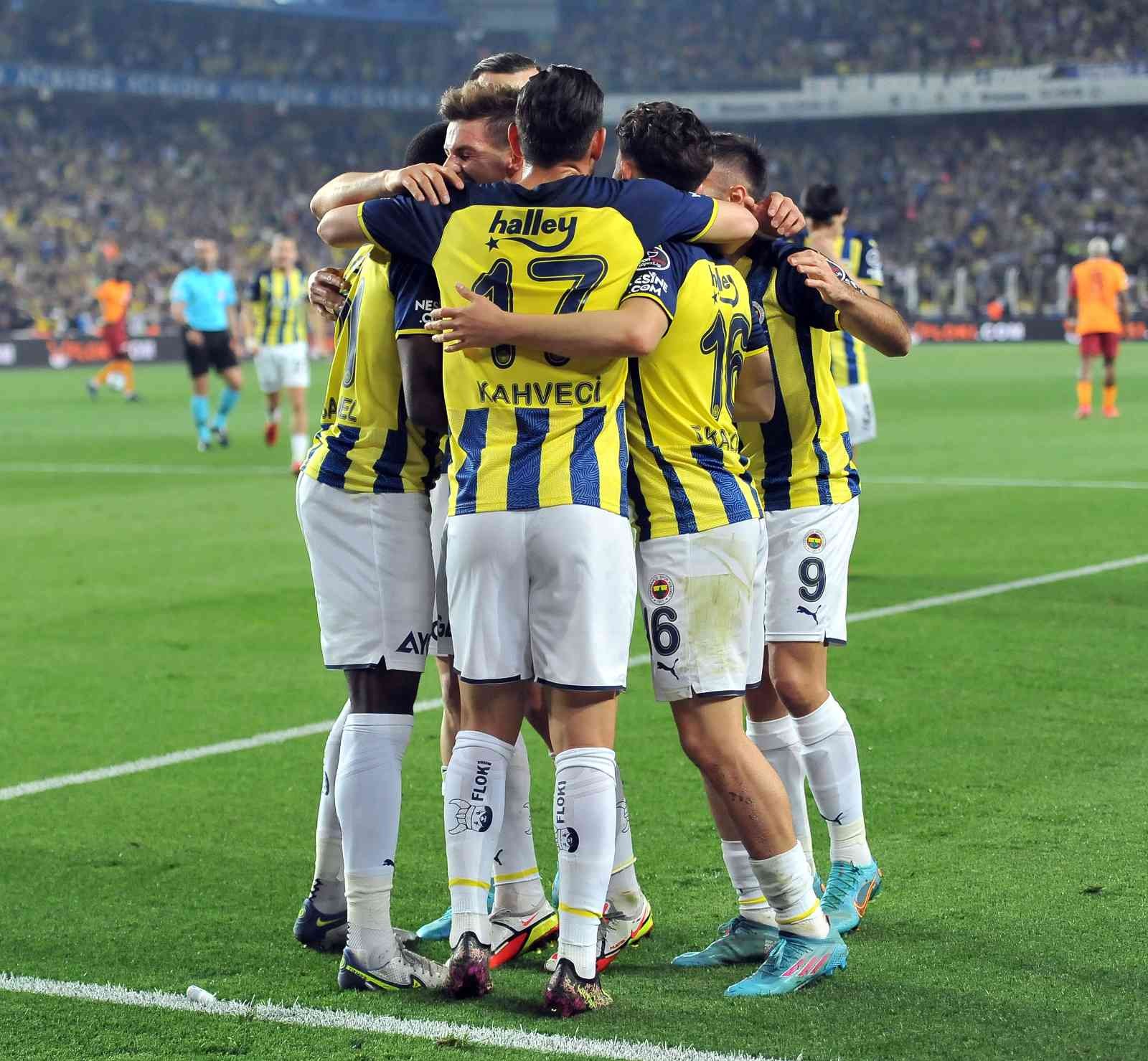 Spor Toto Süper Lig: Fenerbahçe: 1 - Galatasaray: 0 (İlk yarı) Süper Lig’in 32. haftasında Fenerbahçe, sahasında ezeli rakibi Galatasaray’ı konuk ediyor. Karşılamanın ilk yarısı ev sahibi ekibin 1-0’lık ...