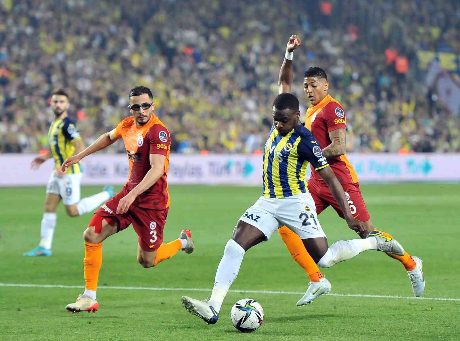 Spor Toto Süper Lig: Fenerbahçe: 1 - Galatasaray: 0 (İlk yarı) Süper Lig’in 32. haftasında Fenerbahçe, sahasında ezeli rakibi Galatasaray’ı konuk ediyor. Karşılamanın ilk yarısı ev sahibi ekibin 1-0’lık ...