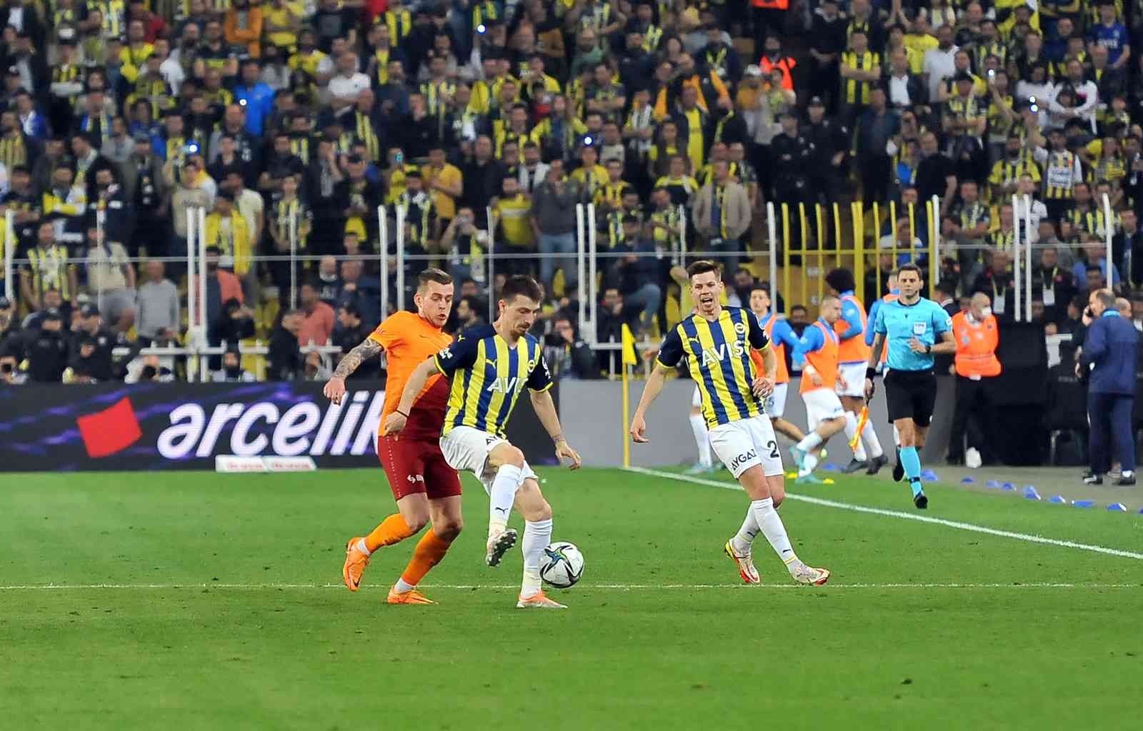 Spor Toto Süper Lig: Fenerbahçe: 1 - Galatasaray: 0 (İlk yarı) Süper Lig’in 32. haftasında Fenerbahçe, sahasında ezeli rakibi Galatasaray’ı konuk ediyor. Karşılamanın ilk yarısı ev sahibi ekibin 1-0’lık ...
