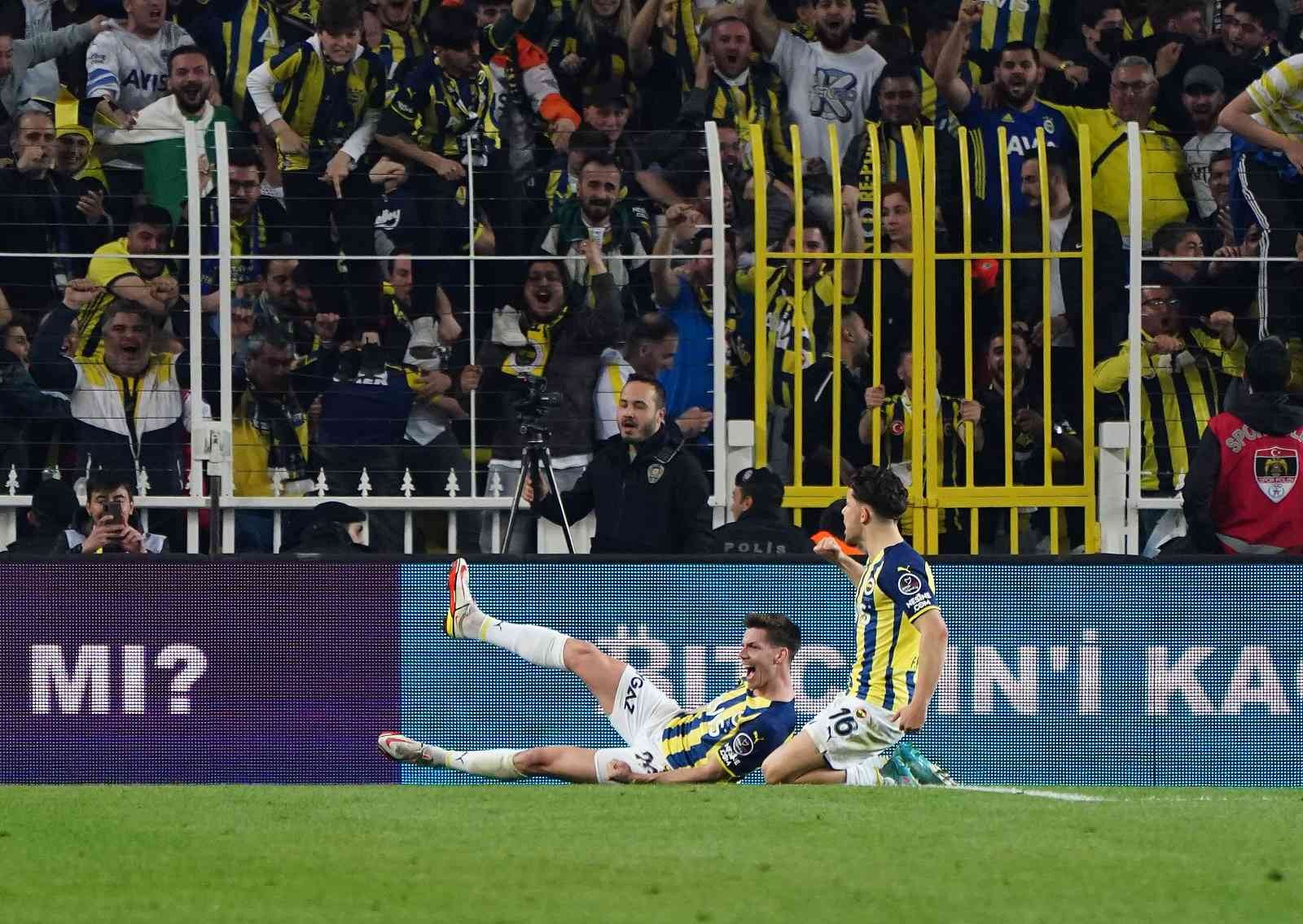 Spor Toto Süper Lig: Fenerbahçe: 1 - Galatasaray: 0 (İlk yarı) Süper Lig’in 32. haftasında Fenerbahçe, sahasında ezeli rakibi Galatasaray’ı konuk ediyor. Karşılamanın ilk yarısı ev sahibi ekibin 1-0’lık ...