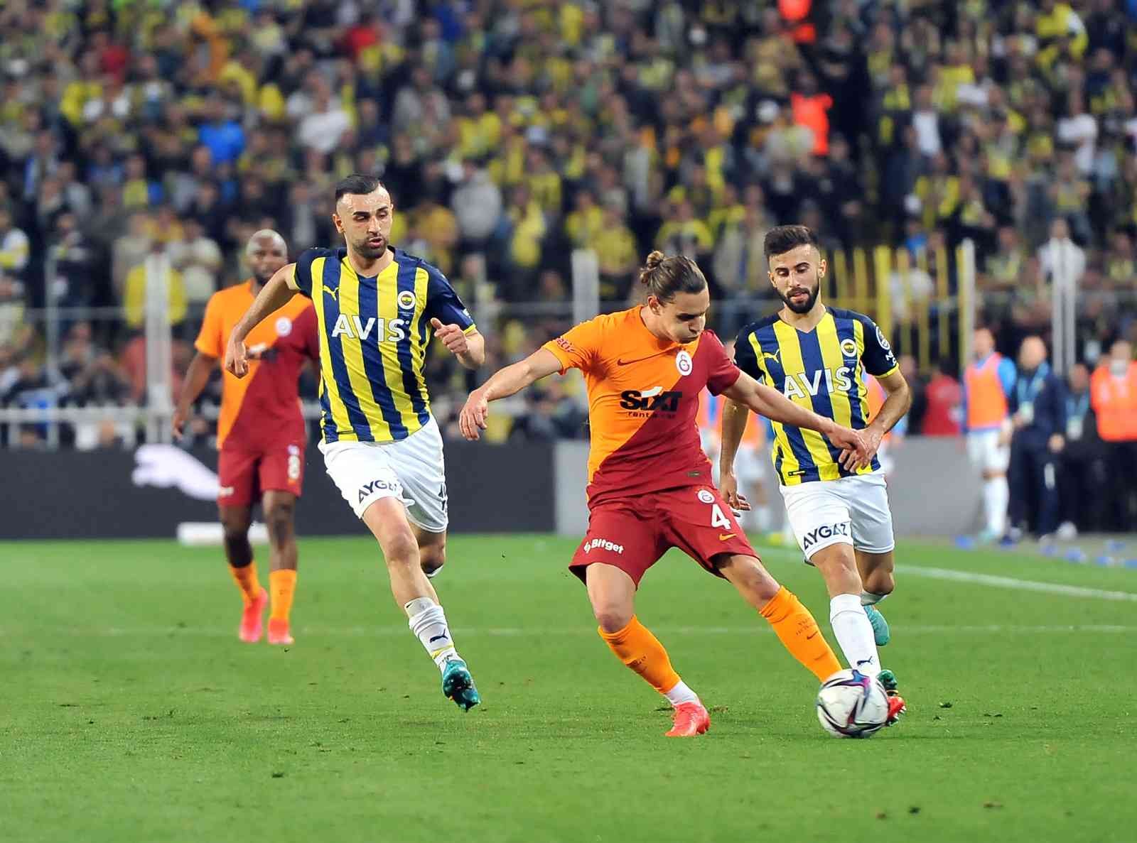 Spor Toto Süper Lig: Fenerbahçe: 1 - Galatasaray: 0 (İlk yarı) Süper Lig’in 32. haftasında Fenerbahçe, sahasında ezeli rakibi Galatasaray’ı konuk ediyor. Karşılamanın ilk yarısı ev sahibi ekibin 1-0’lık ...