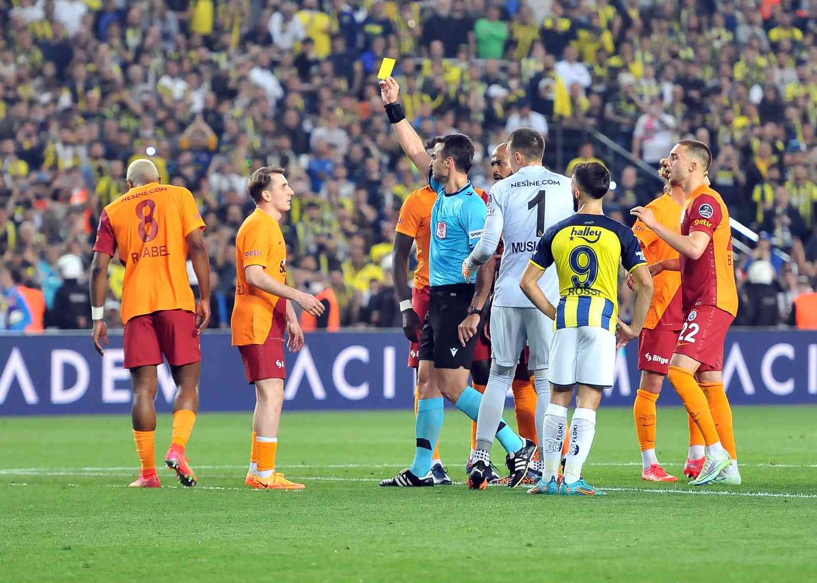 Spor Toto Süper Lig: Fenerbahçe: 1 - Galatasaray: 0 (İlk yarı) Süper Lig’in 32. haftasında Fenerbahçe, sahasında ezeli rakibi Galatasaray’ı konuk ediyor. Karşılamanın ilk yarısı ev sahibi ekibin 1-0’lık ...
