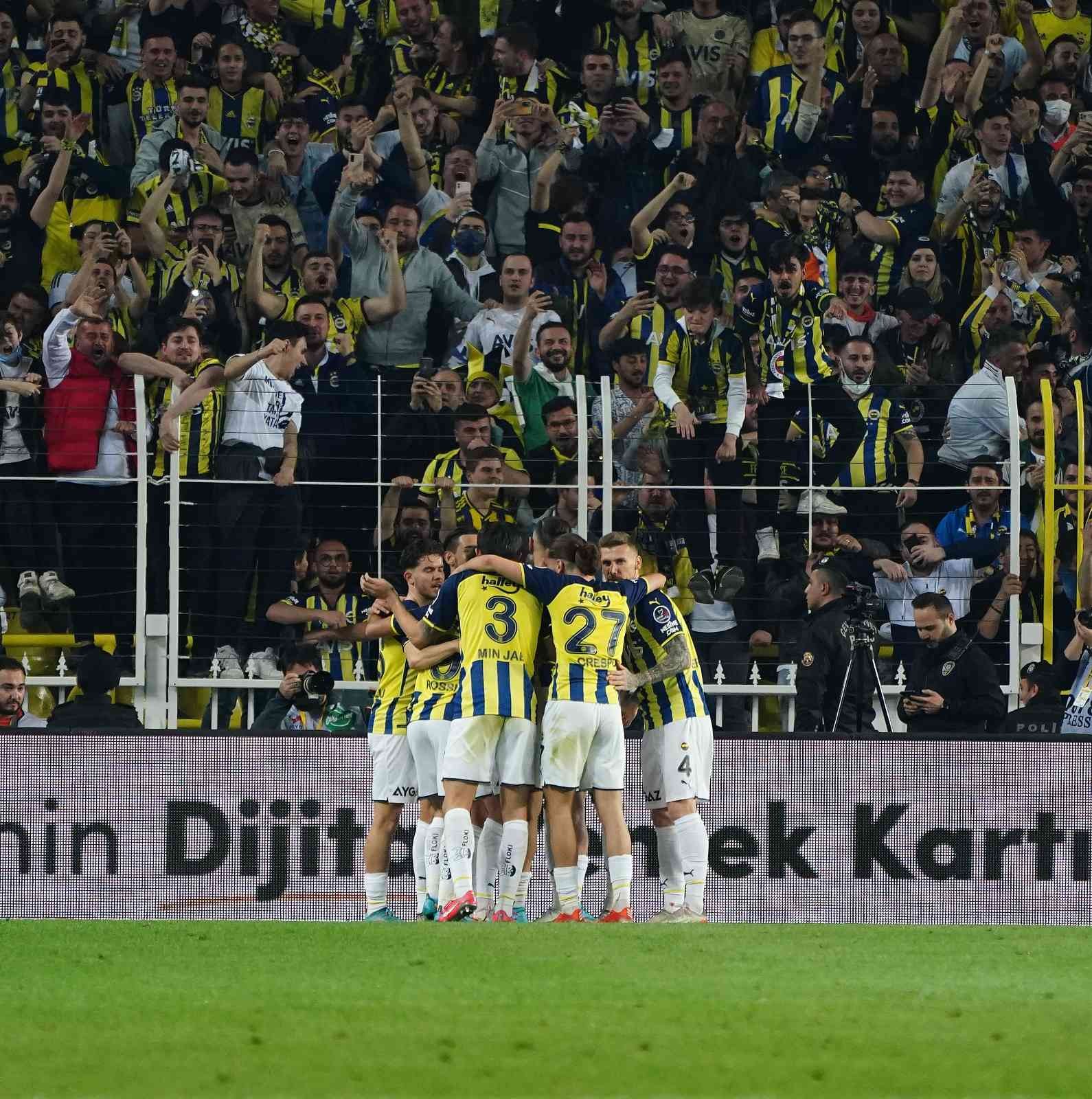 Spor Toto Süper Lig: Fenerbahçe: 1 - Galatasaray: 0 (İlk yarı) Süper Lig’in 32. haftasında Fenerbahçe, sahasında ezeli rakibi Galatasaray’ı konuk ediyor. Karşılamanın ilk yarısı ev sahibi ekibin 1-0’lık ...