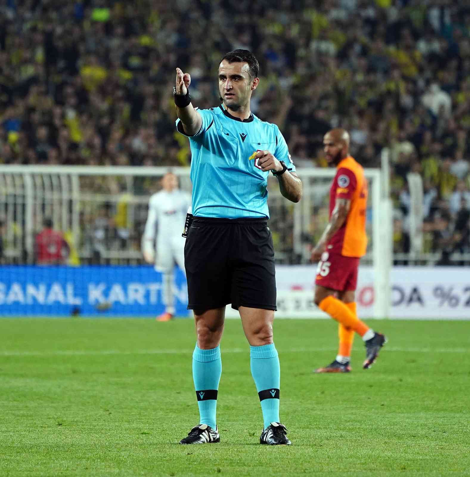 Spor Toto Süper Lig: Fenerbahçe: 1 - Galatasaray: 0 (İlk yarı) Süper Lig’in 32. haftasında Fenerbahçe, sahasında ezeli rakibi Galatasaray’ı konuk ediyor. Karşılamanın ilk yarısı ev sahibi ekibin 1-0’lık ...