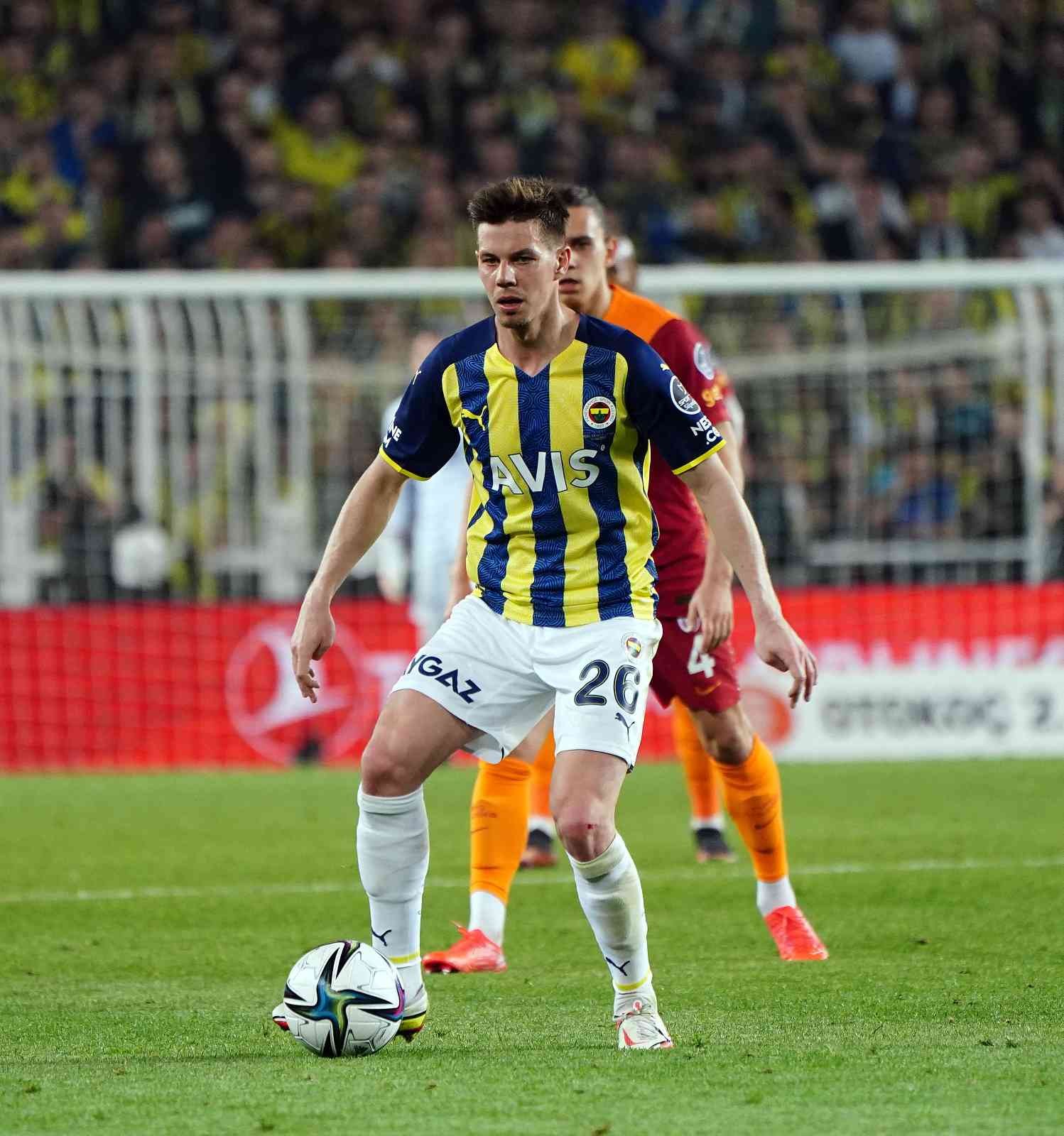 Spor Toto Süper Lig: Fenerbahçe: 1 - Galatasaray: 0 (İlk yarı) Süper Lig’in 32. haftasında Fenerbahçe, sahasında ezeli rakibi Galatasaray’ı konuk ediyor. Karşılamanın ilk yarısı ev sahibi ekibin 1-0’lık ...