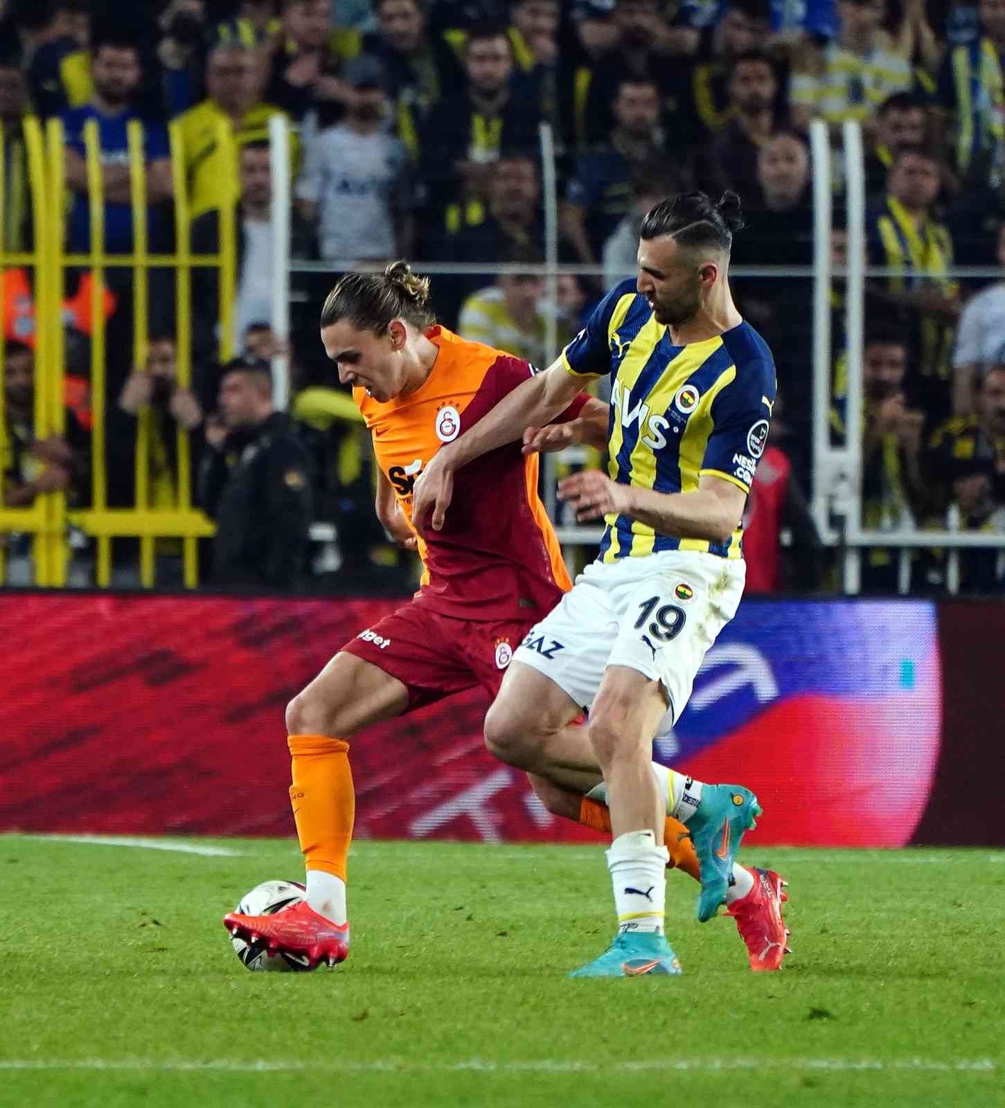 Spor Toto Süper Lig: Fenerbahçe: 1 - Galatasaray: 0 (İlk yarı) Süper Lig’in 32. haftasında Fenerbahçe, sahasında ezeli rakibi Galatasaray’ı konuk ediyor. Karşılamanın ilk yarısı ev sahibi ekibin 1-0’lık ...