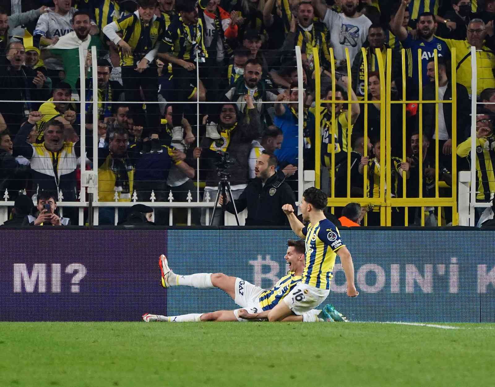 Spor Toto Süper Lig: Fenerbahçe: 1 - Galatasaray: 0 (İlk yarı) Süper Lig’in 32. haftasında Fenerbahçe, sahasında ezeli rakibi Galatasaray’ı konuk ediyor. Karşılamanın ilk yarısı ev sahibi ekibin 1-0’lık ...