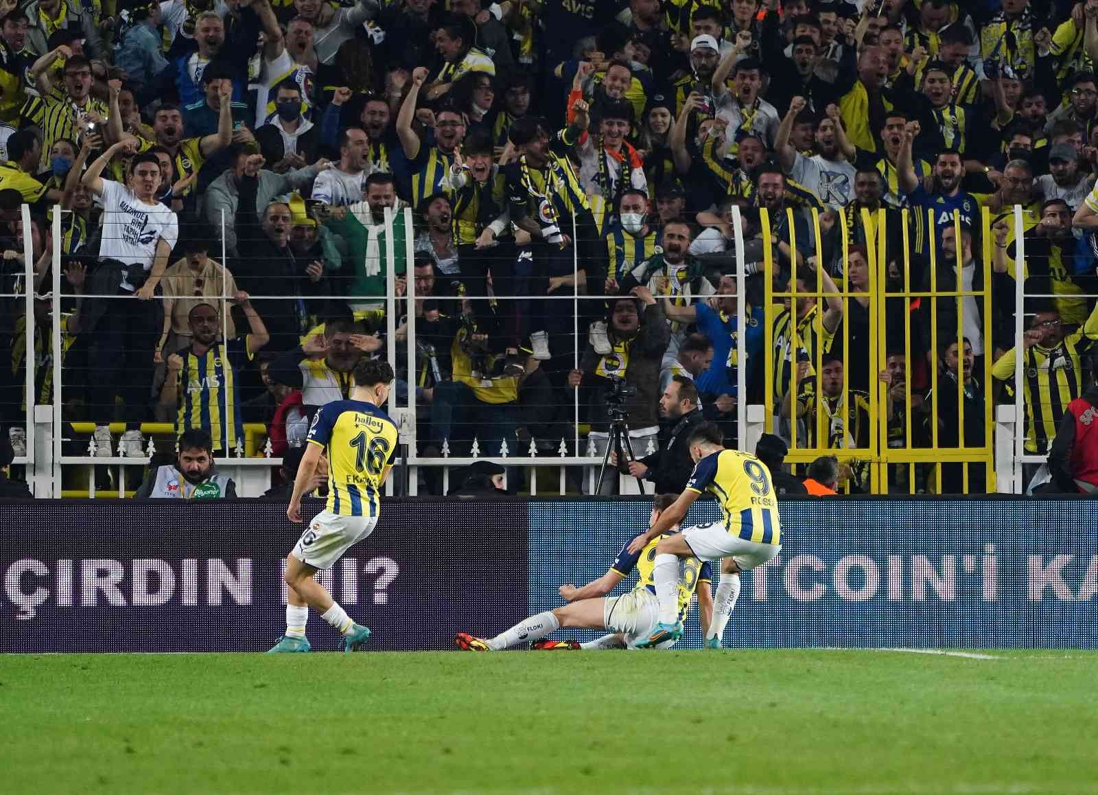 Spor Toto Süper Lig: Fenerbahçe: 1 - Galatasaray: 0 (İlk yarı) Süper Lig’in 32. haftasında Fenerbahçe, sahasında ezeli rakibi Galatasaray’ı konuk ediyor. Karşılamanın ilk yarısı ev sahibi ekibin 1-0’lık ...
