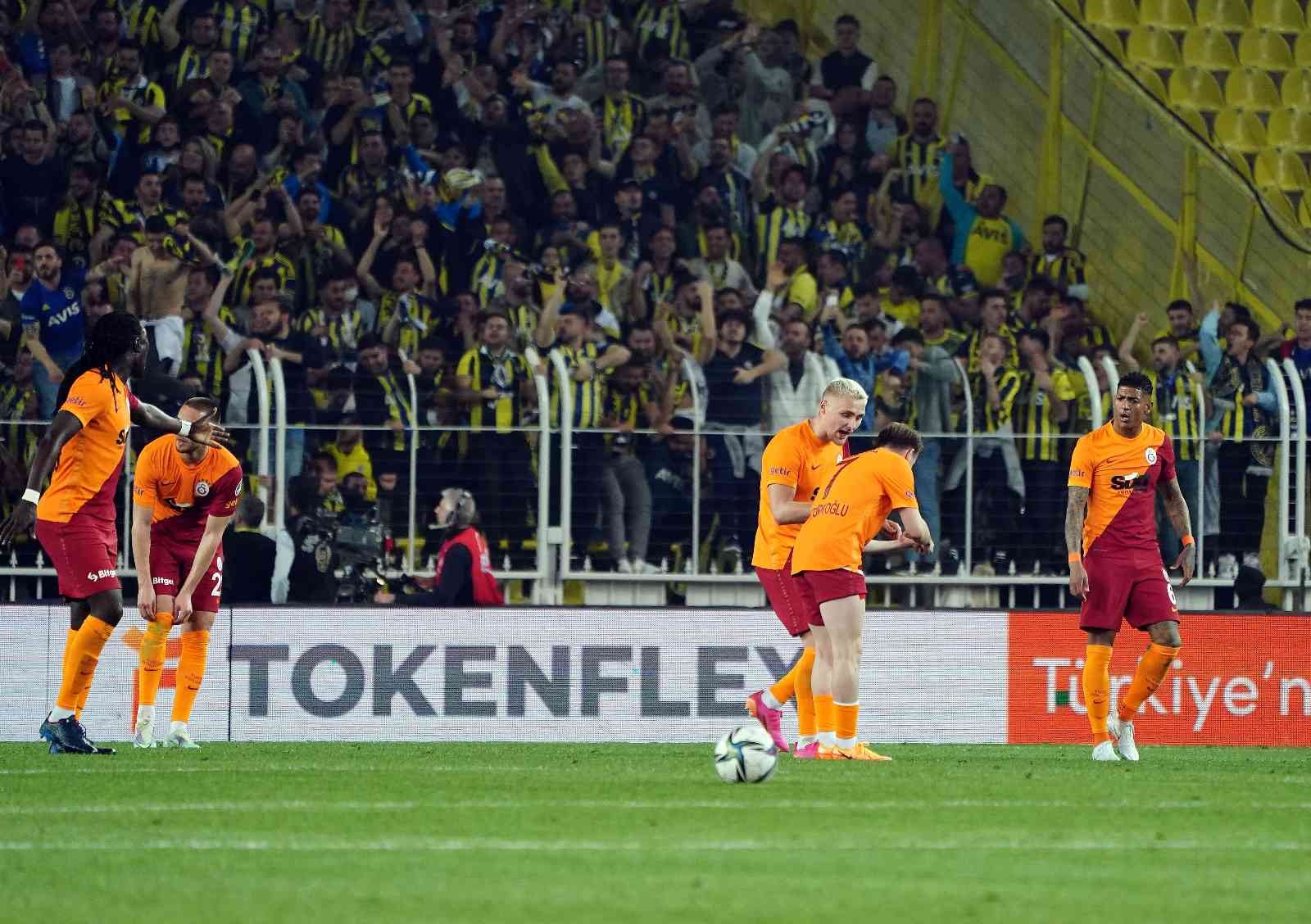 Spor Toto Süper Lig: Fenerbahçe: 1 - Galatasaray: 0 (İlk yarı) Süper Lig’in 32. haftasında Fenerbahçe, sahasında ezeli rakibi Galatasaray’ı konuk ediyor. Karşılamanın ilk yarısı ev sahibi ekibin 1-0’lık ...
