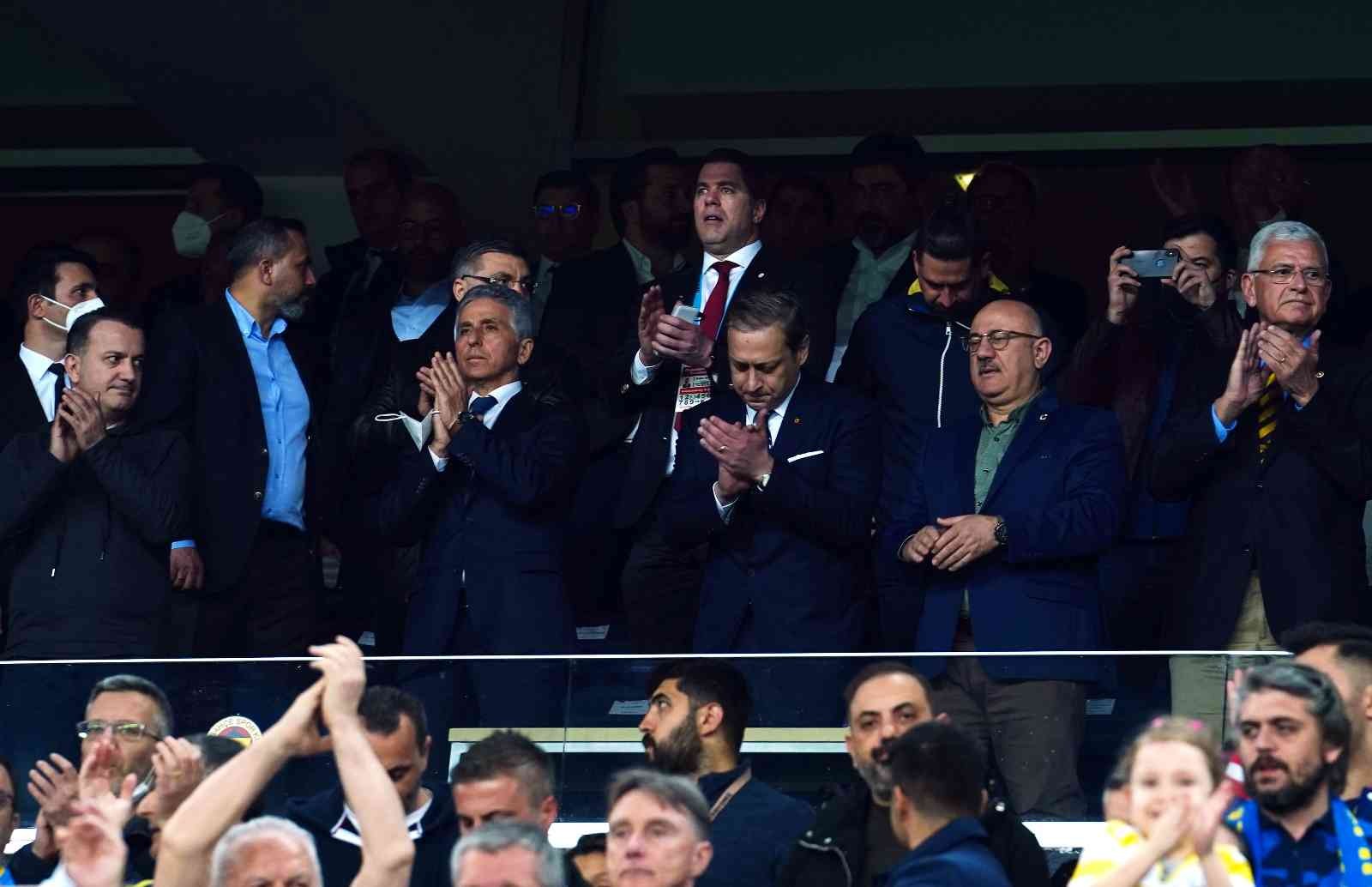 Spor Toto Süper Lig: Fenerbahçe: 1 - Galatasaray: 0 (Maç devam ediyor) Spor Toto Süper Lig’in 32. haftasında Fenerbahçe, sahasında Galatasaray ile karşı karşıya geliyor. Müsabakanın ilk 27 dakikası sarı-lacivertli ...