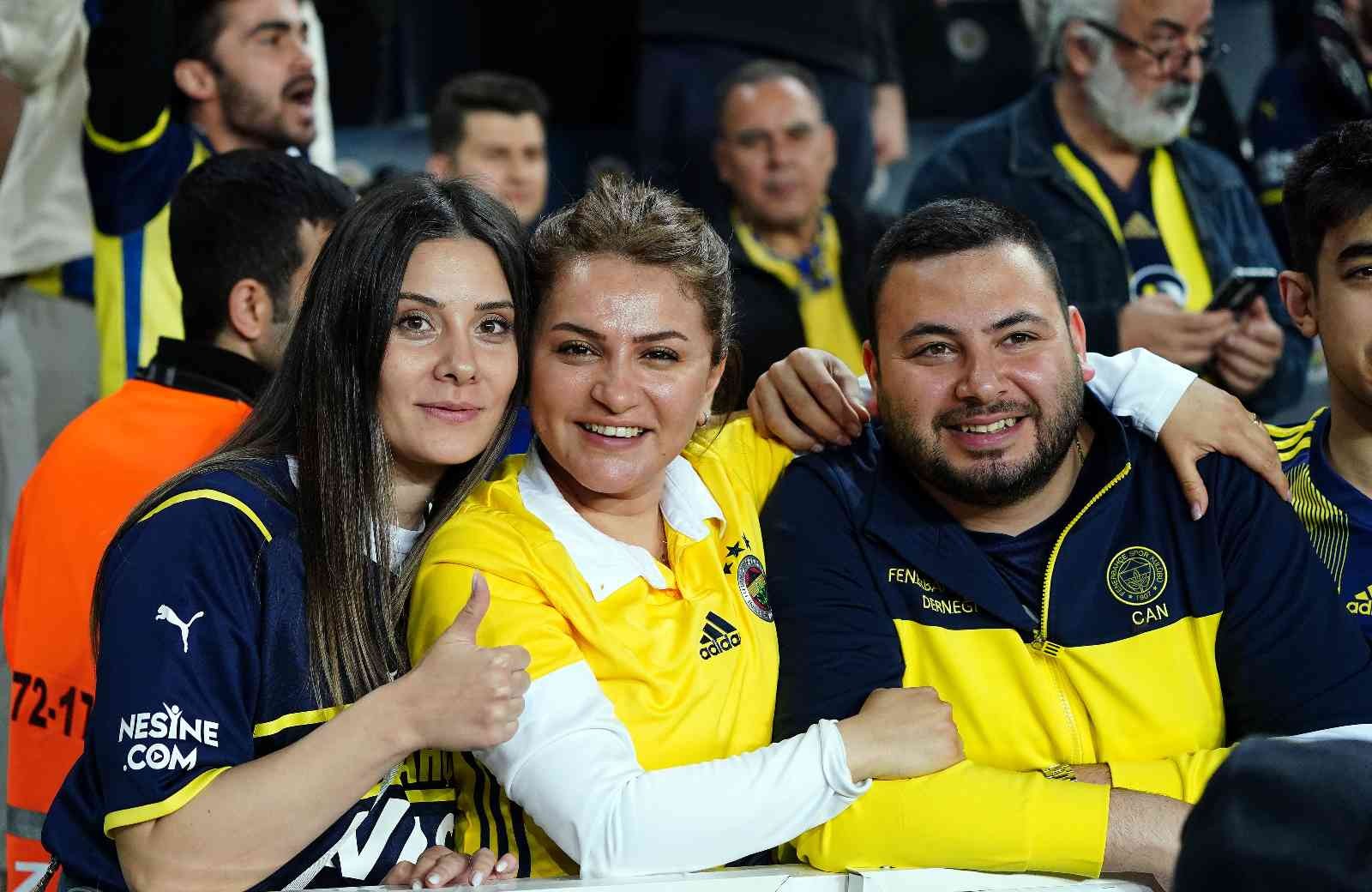 Spor Toto Süper Lig: Fenerbahçe: 1 - Galatasaray: 0 (Maç devam ediyor) Spor Toto Süper Lig’in 32. haftasında Fenerbahçe, sahasında Galatasaray ile karşı karşıya geliyor. Müsabakanın ilk 27 dakikası sarı-lacivertli ...