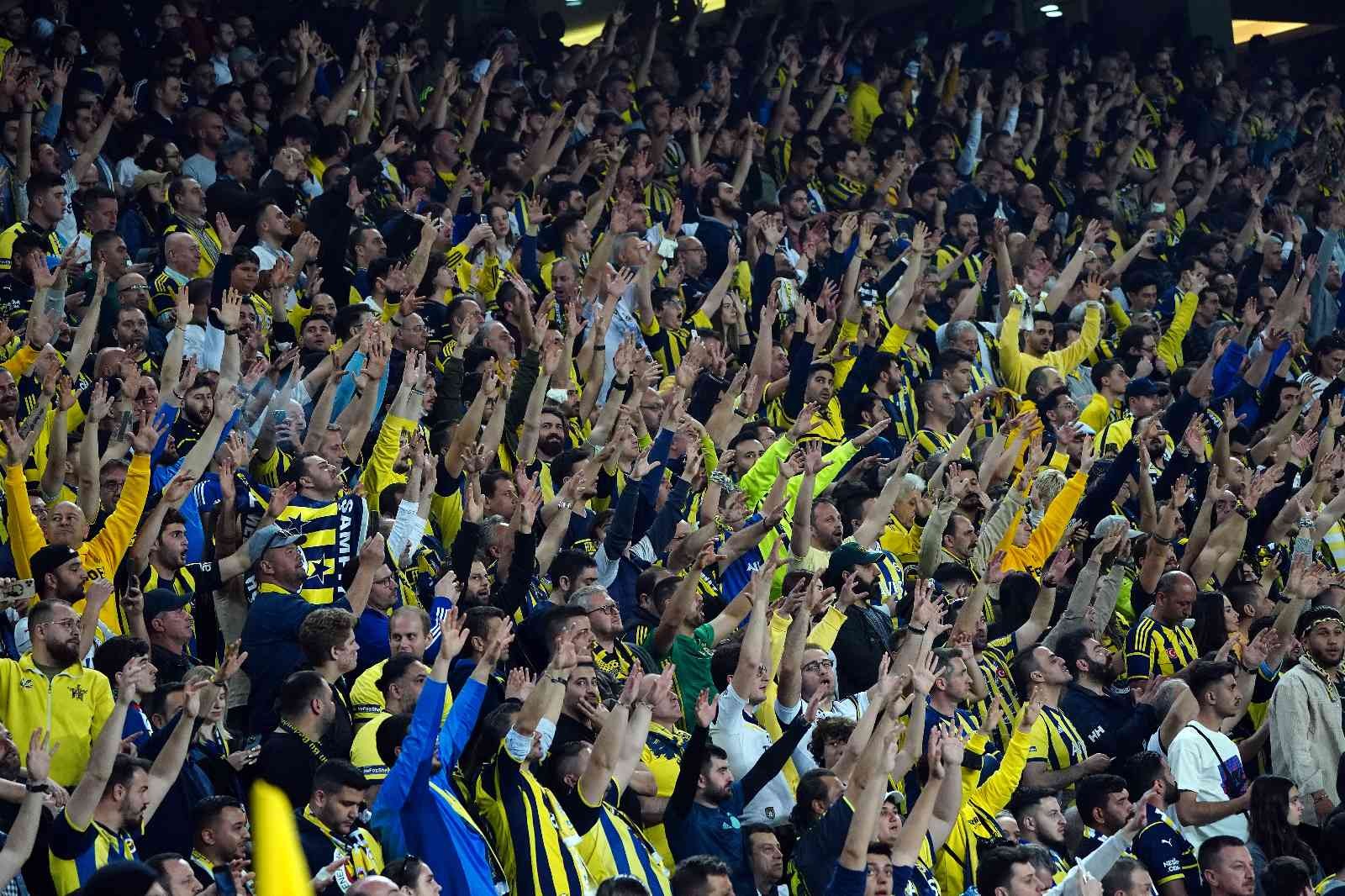 Spor Toto Süper Lig: Fenerbahçe: 1 - Galatasaray: 0 (Maç devam ediyor) Spor Toto Süper Lig’in 32. haftasında Fenerbahçe, sahasında Galatasaray ile karşı karşıya geliyor. Müsabakanın ilk 27 dakikası sarı-lacivertli ...
