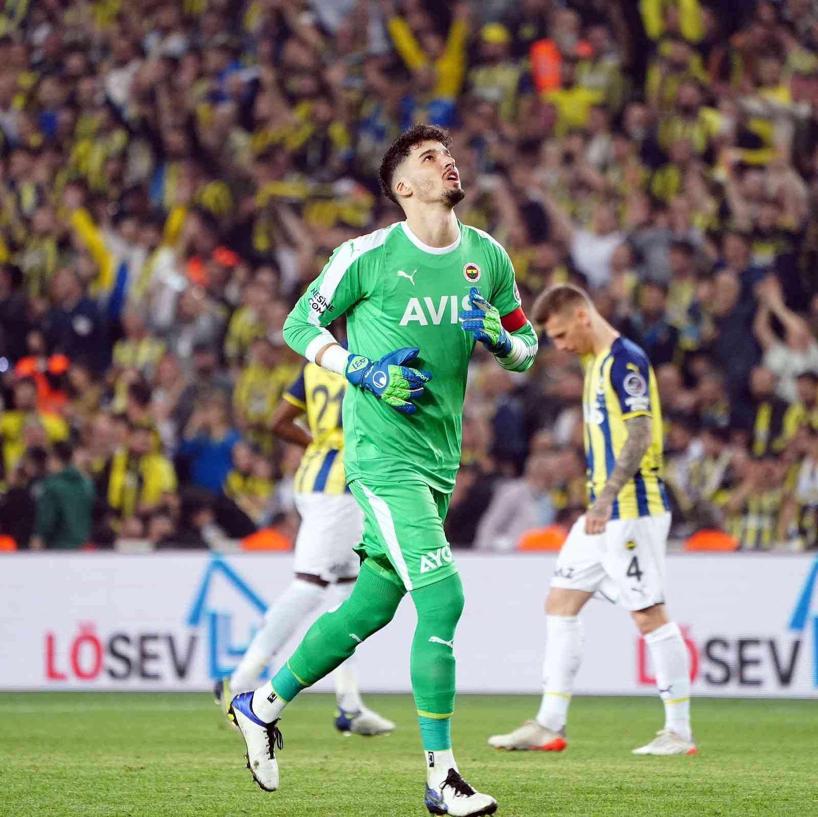 Spor Toto Süper Lig: Fenerbahçe: 1 - Galatasaray: 0 (Maç devam ediyor) Spor Toto Süper Lig’in 32. haftasında Fenerbahçe, sahasında Galatasaray ile karşı karşıya geliyor. Müsabakanın ilk 27 dakikası sarı-lacivertli ...