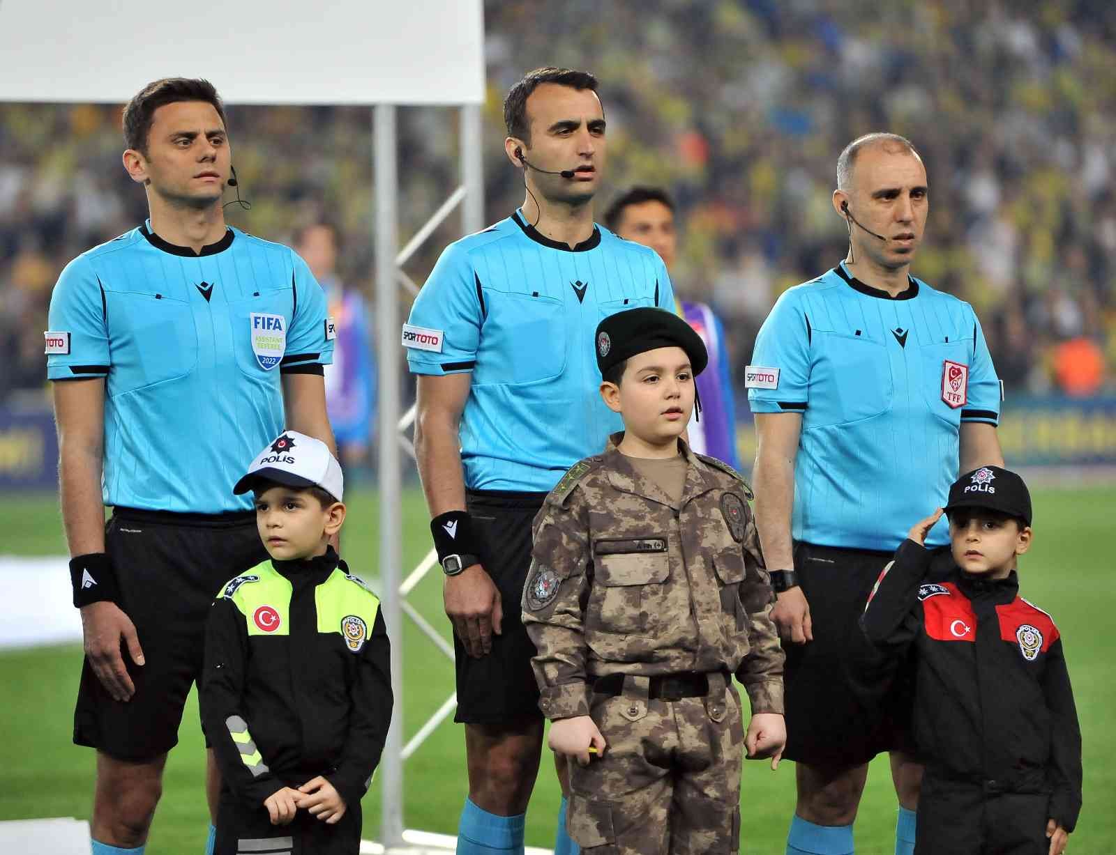 Spor Toto Süper Lig: Fenerbahçe: 1 - Galatasaray: 0 (Maç devam ediyor) Spor Toto Süper Lig’in 32. haftasında Fenerbahçe, sahasında Galatasaray ile karşı karşıya geliyor. Müsabakanın ilk 27 dakikası sarı-lacivertli ...