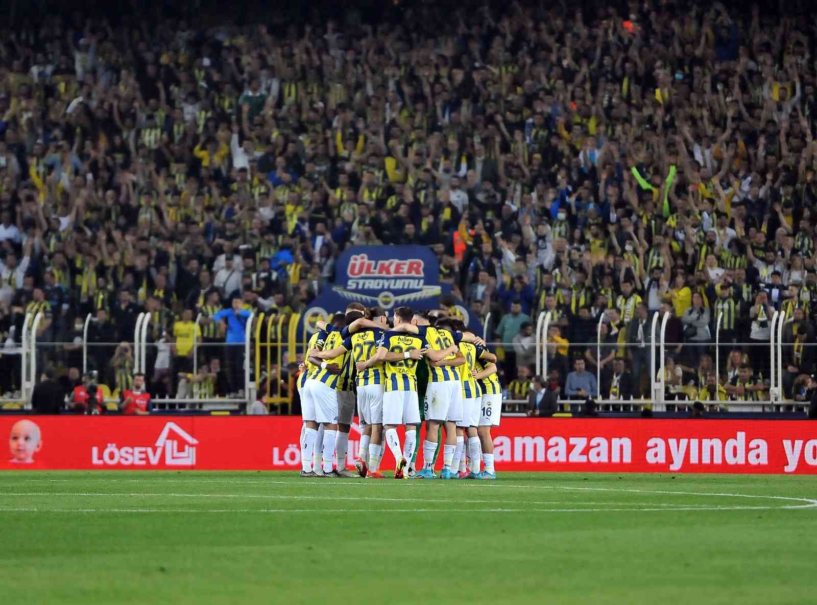 Spor Toto Süper Lig: Fenerbahçe: 1 - Galatasaray: 0 (Maç devam ediyor) Spor Toto Süper Lig’in 32. haftasında Fenerbahçe, sahasında Galatasaray ile karşı karşıya geliyor. Müsabakanın ilk 27 dakikası sarı-lacivertli ...