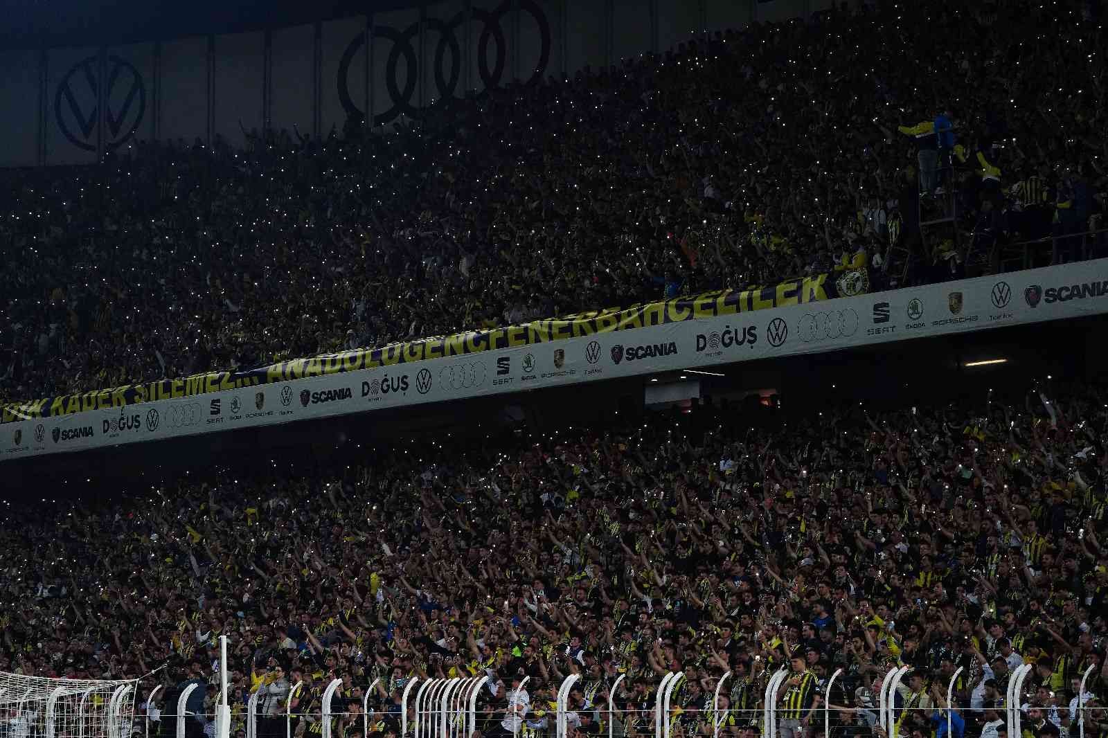 Spor Toto Süper Lig: Fenerbahçe: 1 - Galatasaray: 0 (Maç devam ediyor) Spor Toto Süper Lig’in 32. haftasında Fenerbahçe, sahasında Galatasaray ile karşı karşıya geliyor. Müsabakanın ilk 27 dakikası sarı-lacivertli ...