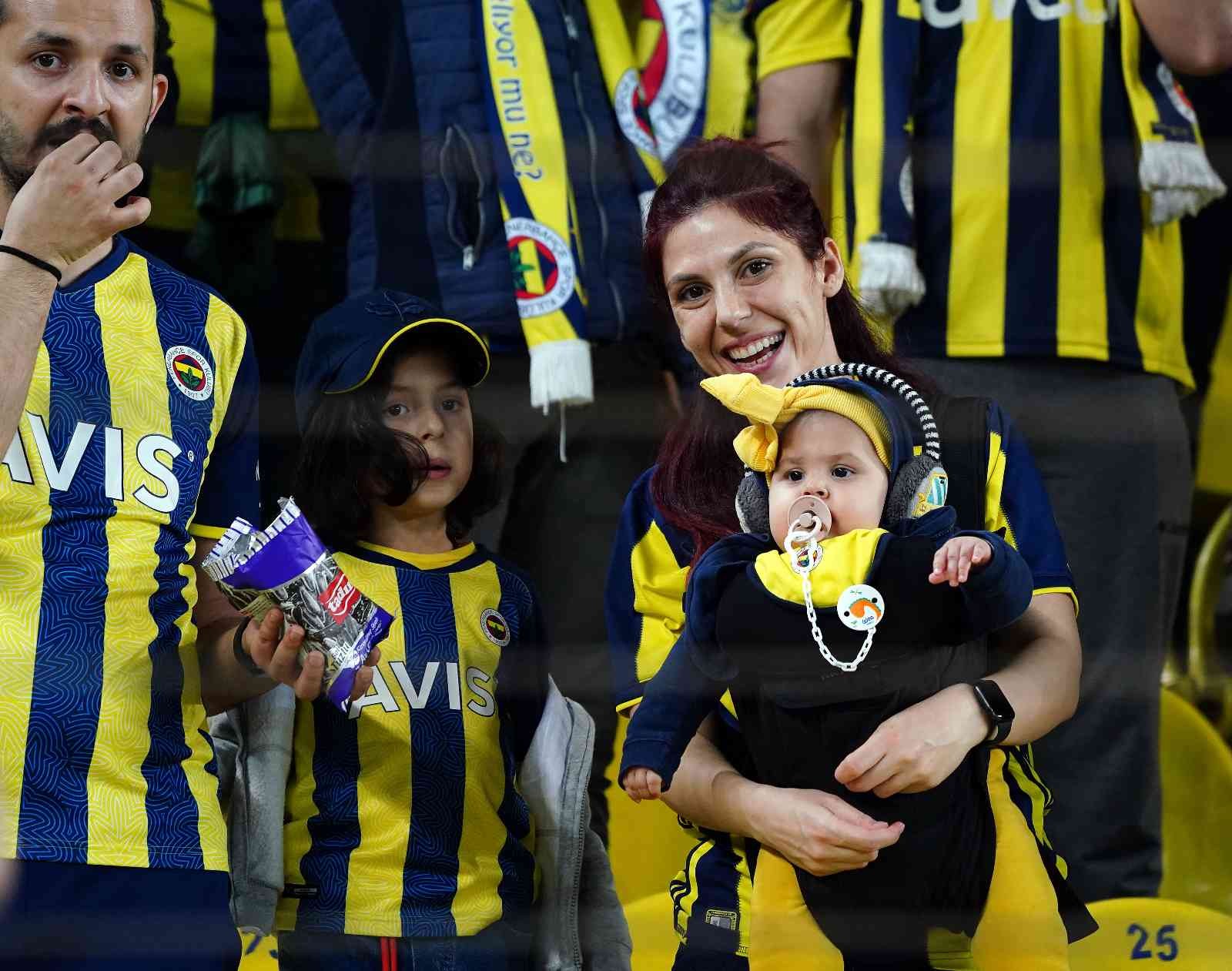 Spor Toto Süper Lig: Fenerbahçe: 1 - Galatasaray: 0 (Maç devam ediyor) Spor Toto Süper Lig’in 32. haftasında Fenerbahçe, sahasında Galatasaray ile karşı karşıya geliyor. Müsabakanın ilk 27 dakikası sarı-lacivertli ...